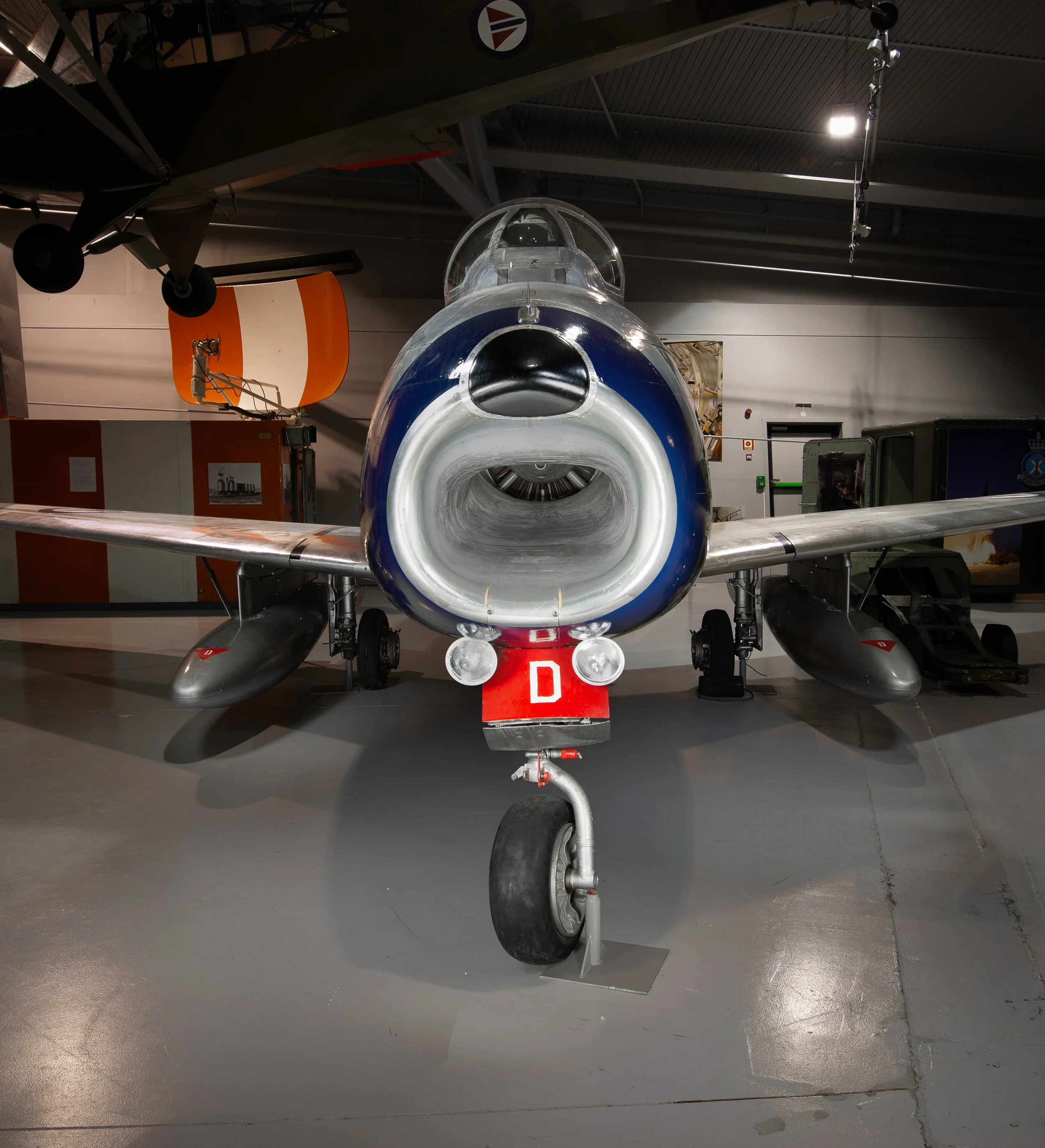 Luftinntak foran. Nesen på Sabre har et karakteristisk utseende på grunn av at luftinntaket er plassert foran, kontra på sidene, som er mer vanlig i dag. Plasseringen var et enkelt svar på en konstruksjon for et en-motors jetfly. Luften kunne gå i re