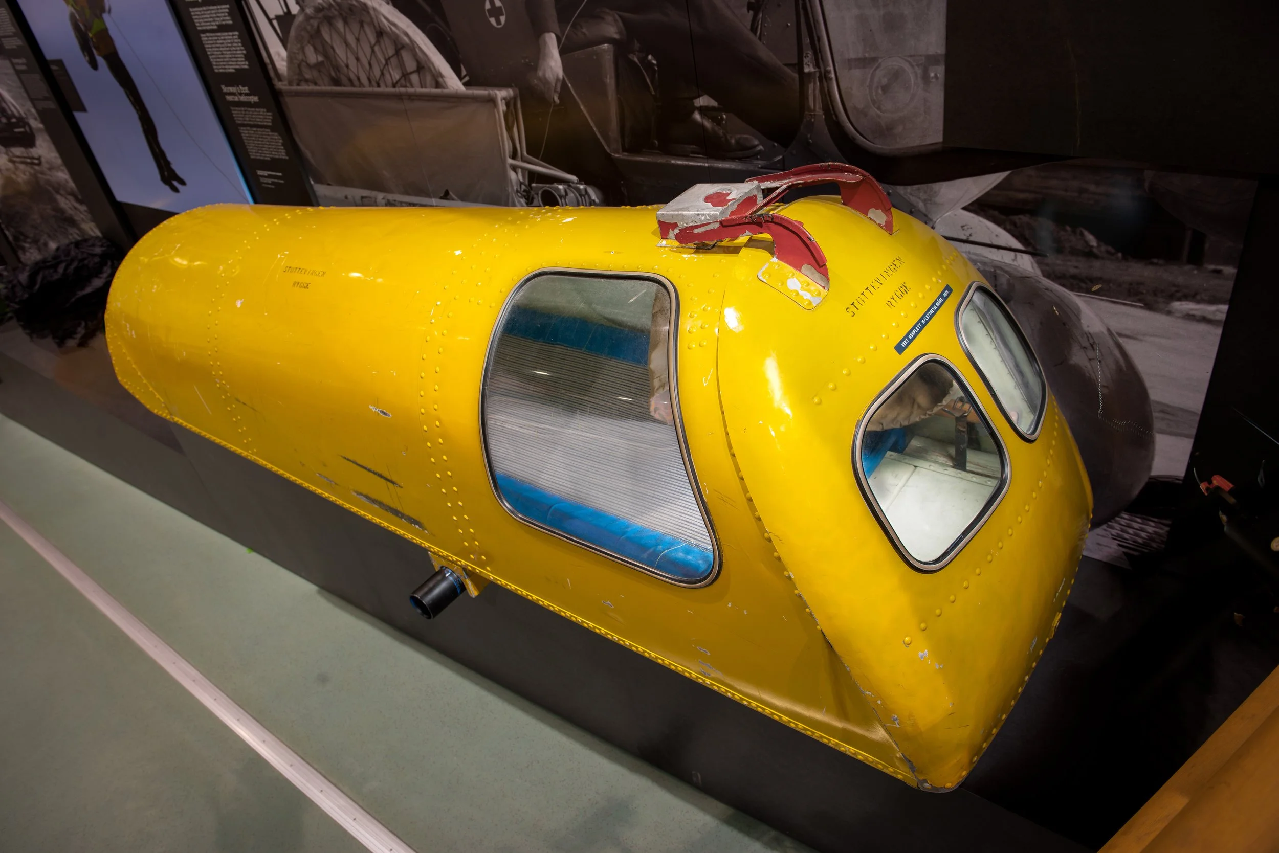 Her lå pasienten.
Bell-redningshelikopteret fra 1952 var for svakt til å bære redningsheis, så man laget en kurv som ble festet til en av meiene. Den hadde hull i siden slik at en redningsmann kunne berolige eller ta temperaturen, men ellers fikk pas