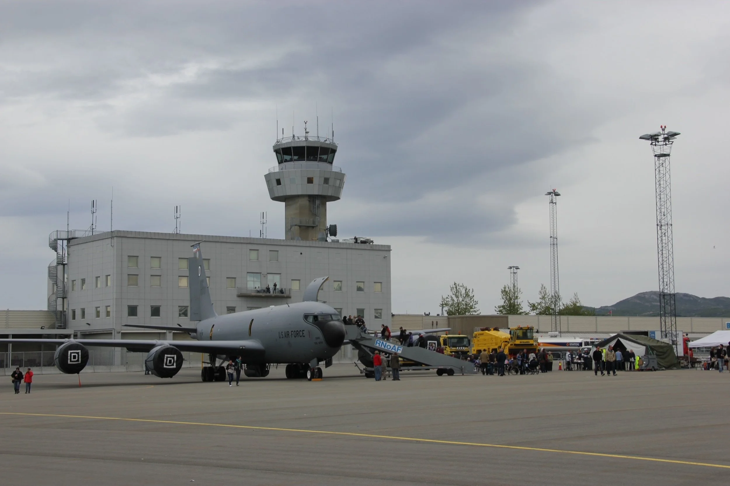 Foto viser Avinors kontrolltårn i Bodø med fly og biler fra Avinor i forkant.