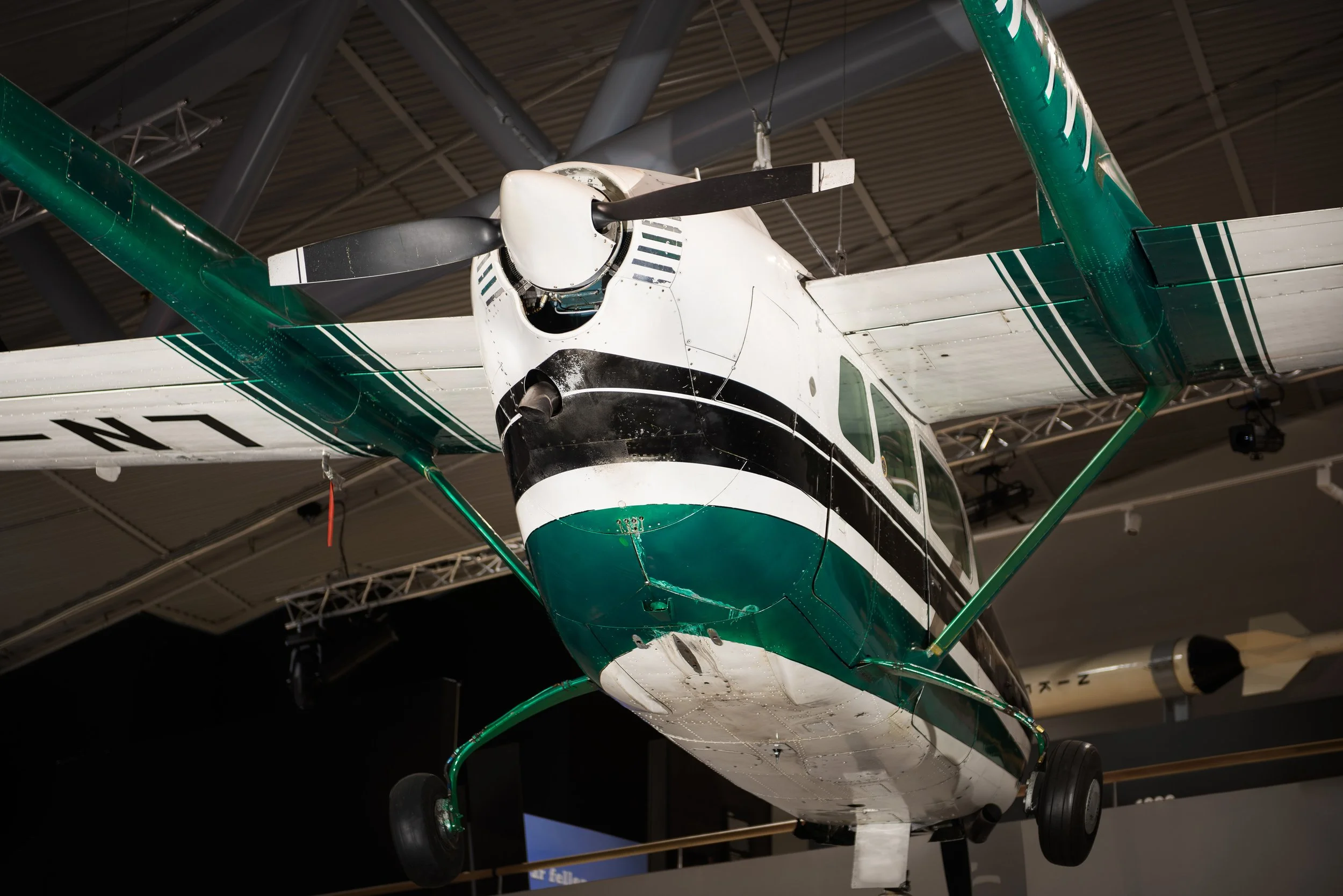 Skymasteren har også propell bak på flyet. Flyet er bygget i en push-pull-konfigurasjon med motorene montert i nesen og på baksiden av flykroppen i pod-stil. De kombinert trekke- og skyvemotorene produserer et midtlinjetrykk og en unik lyd. Det sies