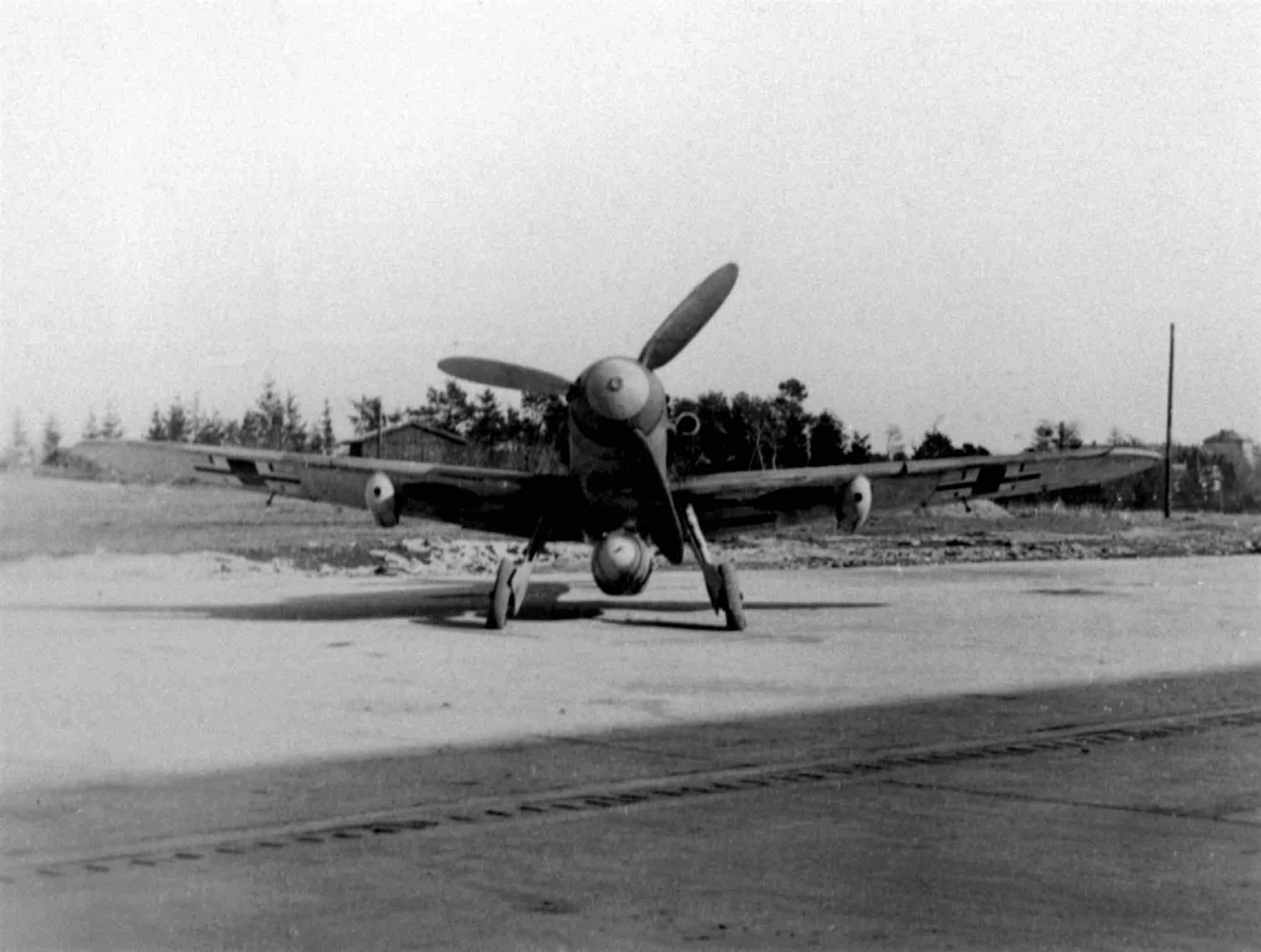 ©www.luftwaffe.be  Seraphims fly etter nødlandingen på Gossen. Smalt landingsunderstell gjorde at Bf 109-fly var utsatt for å tippe over ved avgang og landing.