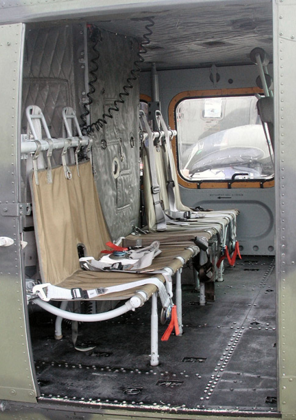 Helikopteret ble brukt til transport og hadde god plass bak cockpit til personell, utstyr og båre.