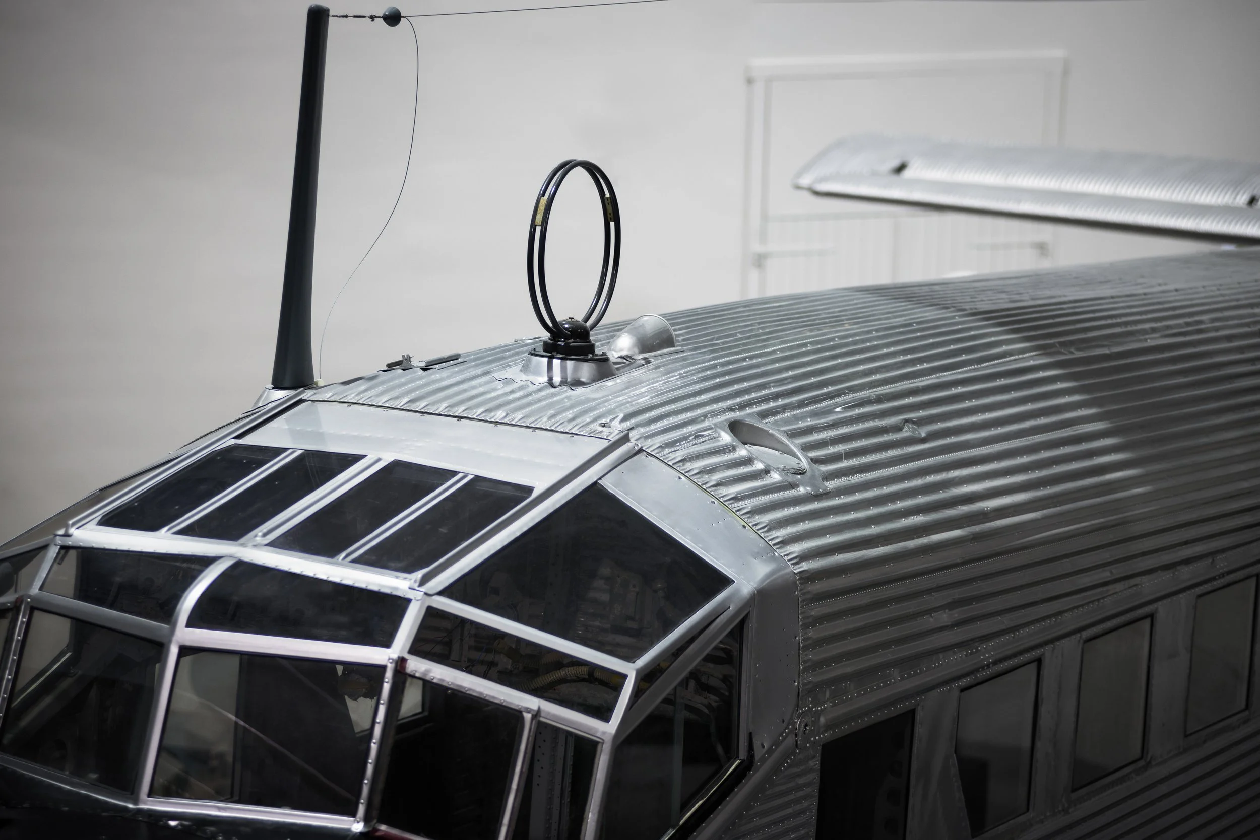 Den sirkelformede konstruksjonen på toppen av flyet er flyets radioantenne som ble brukt til navigasjon.