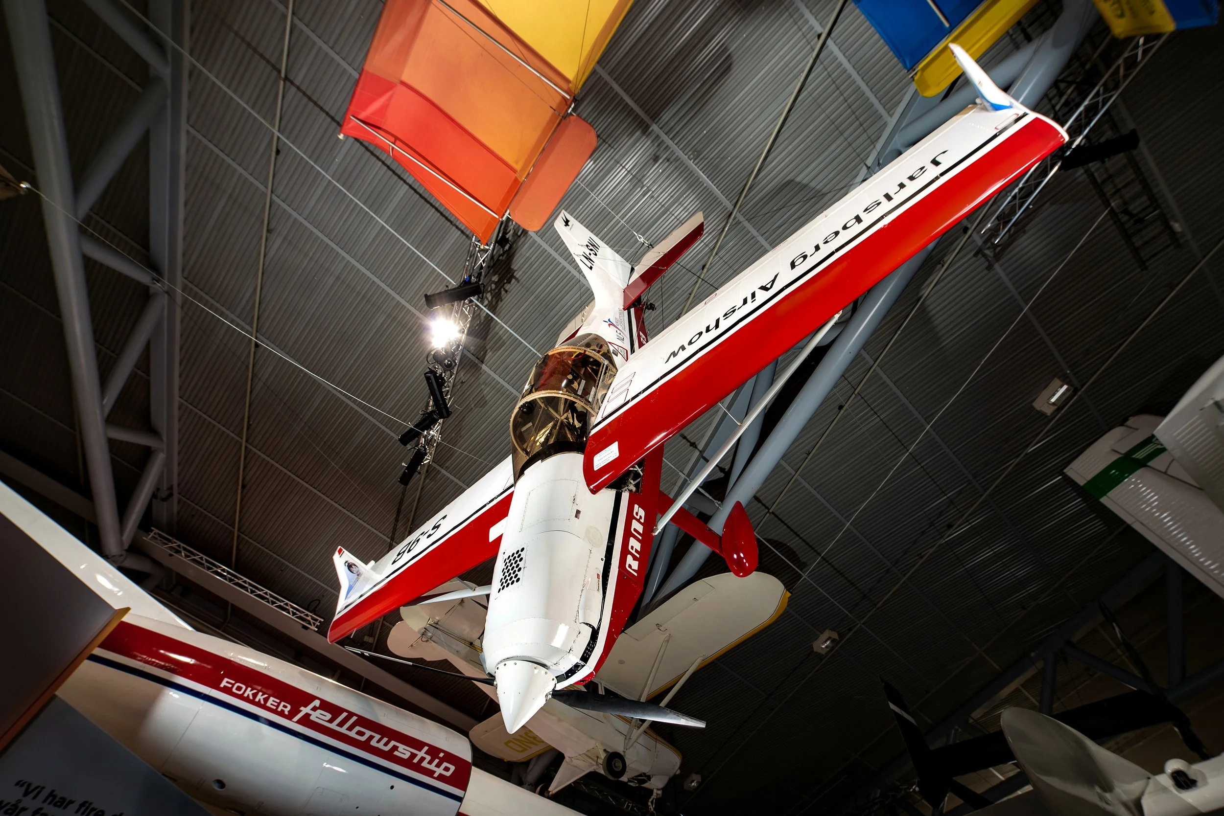 Første og trolig eneste fly i verden godkjent for å dokke fallskjermhoppere i fritt fall på vingene.