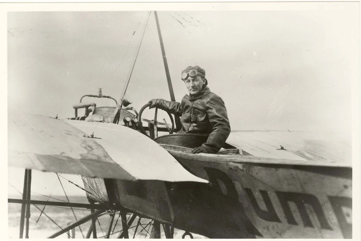 Hans Dons sittende i sitt fly.