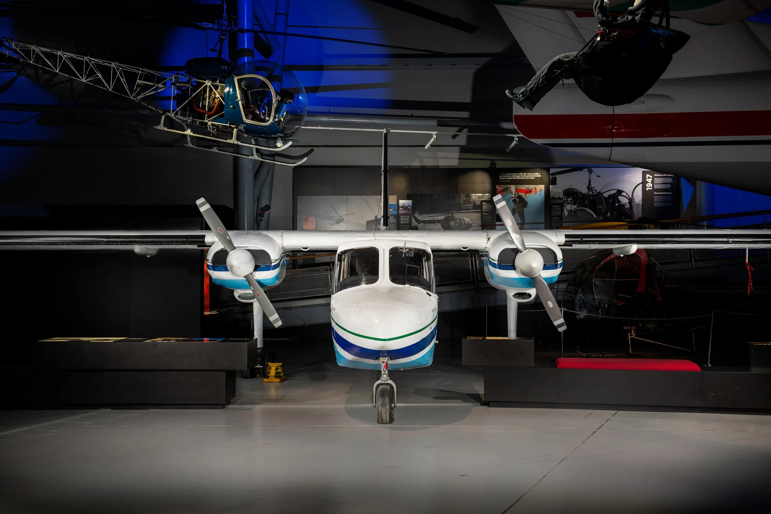 Britten-Norman Islander BN-2A.
Lokalbuss og fødestue for små lokalsamfunn i Finnmark. I vindstille trenger flyet bare 137 meter for å lande og 203 meter for å ta av.