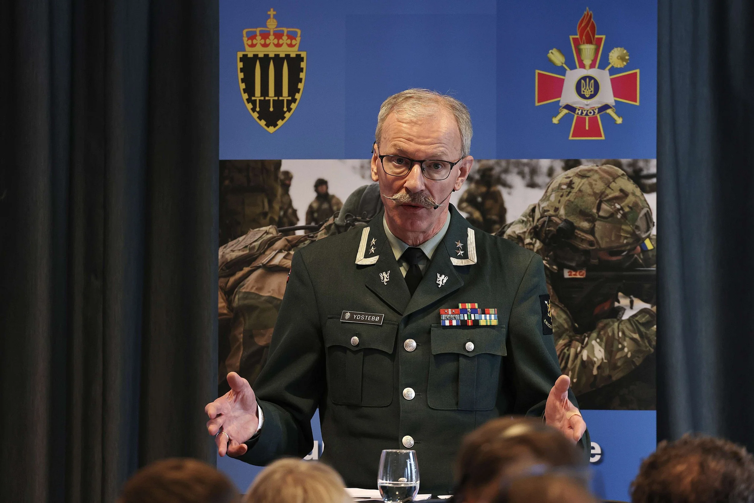 Foto viser Palle Ydstebø under konferansen «Krigen mellom Russland og Ukraina og sikkerhetsutfordringer for Ukraina og Europa» i Oslo 31. oktober 2023.