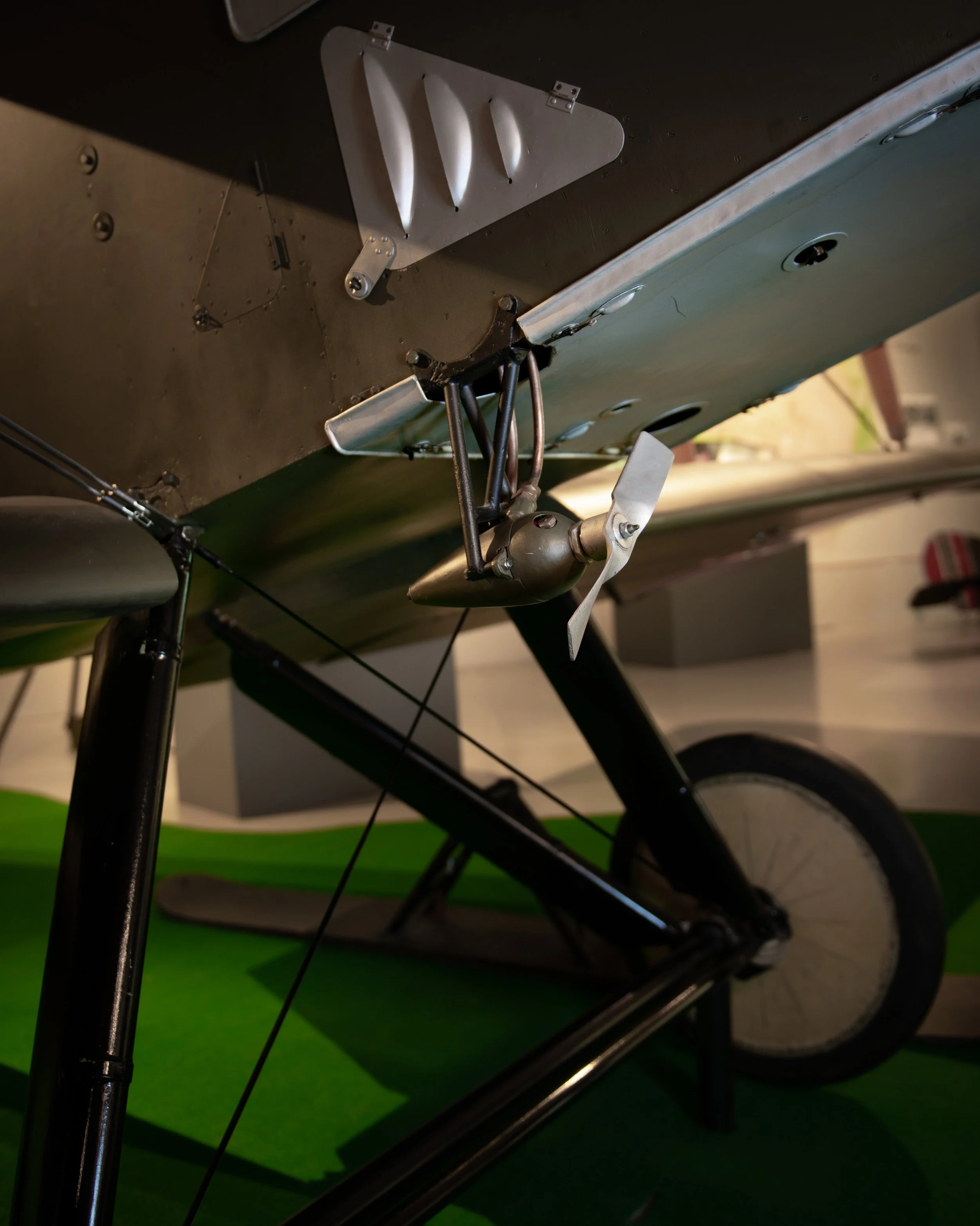 Det spesielle med dette flyet er måten drivstofftilførselen styres på. Den lille viften på bildet er faktisk en luftdrevet drivstoffpumpe. Den store drivstofftanken midt i flyet måtte pumpe drivstoff inn i tanken oppe på vingene.