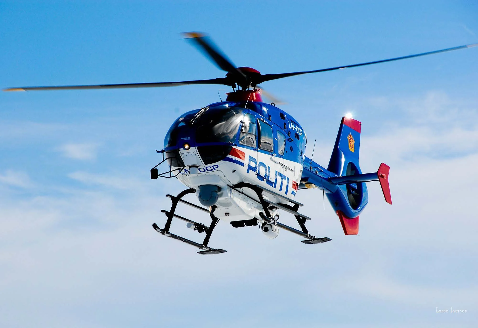 Bilde av flygende politihelikopteret Eurocopter. Foto: Politiets Helikoptertjeneste