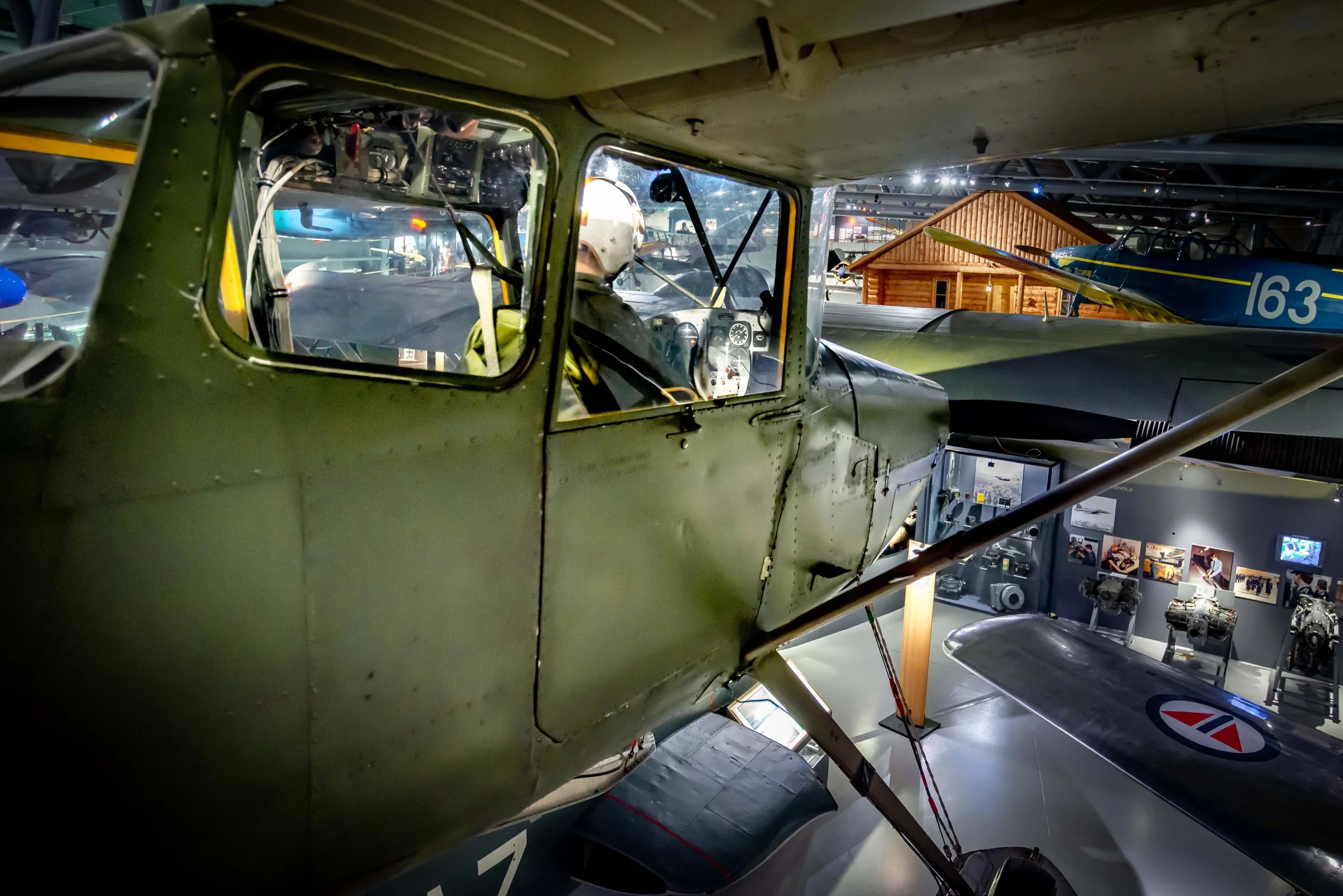 Flyet har støttestag til vingene for å stive av flyet. Dette var det første helmetall flyet som ble bestilt til den amerikanske hæren.