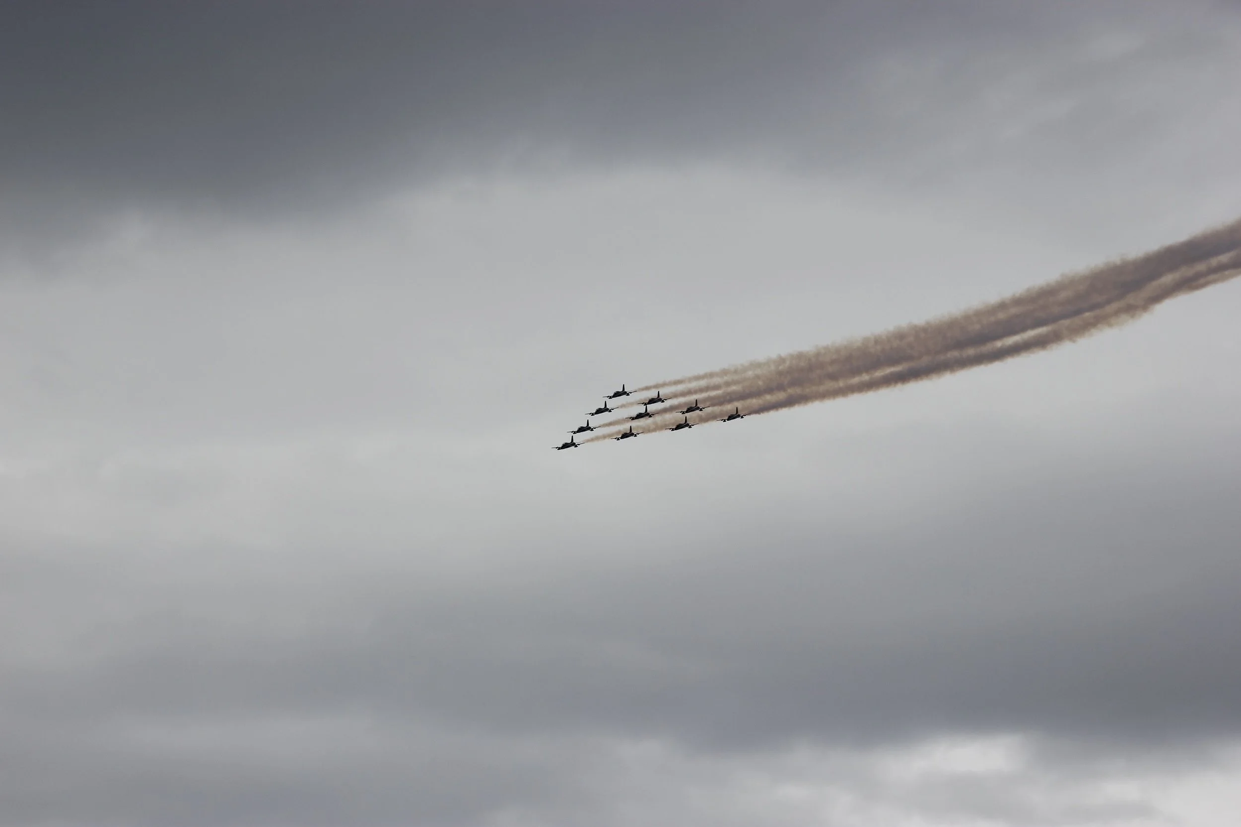 Bildet viser et oppvisningsteam som flyr under flyshowet i Bodø i 2011.