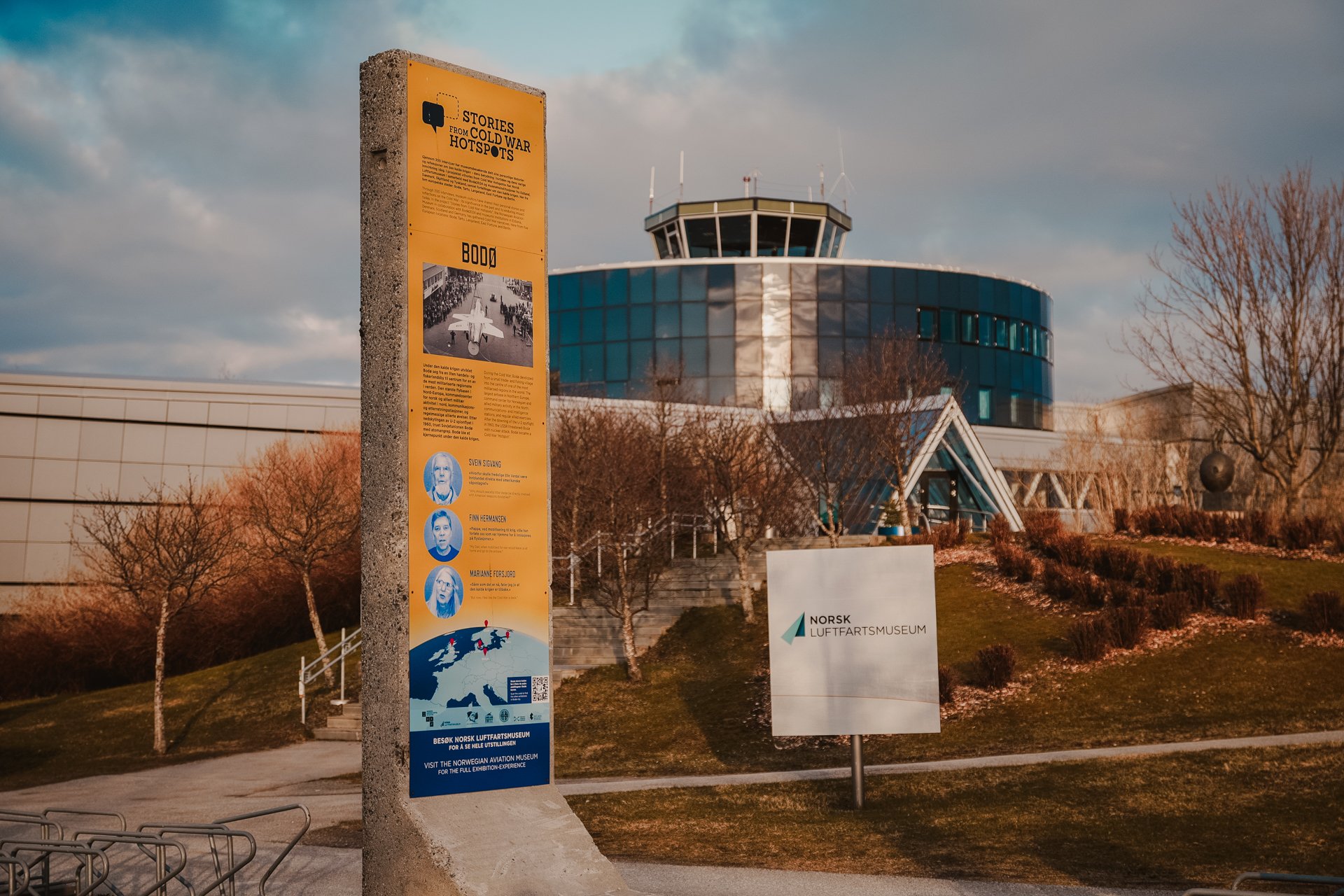 Bilde fra Satellitt-utstillingen i Bodø byrom. Utstillingen viser de ulike «hotspotene» i prosjektet: Her Bodø utenfor Norsk Luftfartsmuseum. Foto Frida Sandnes Bringslimark