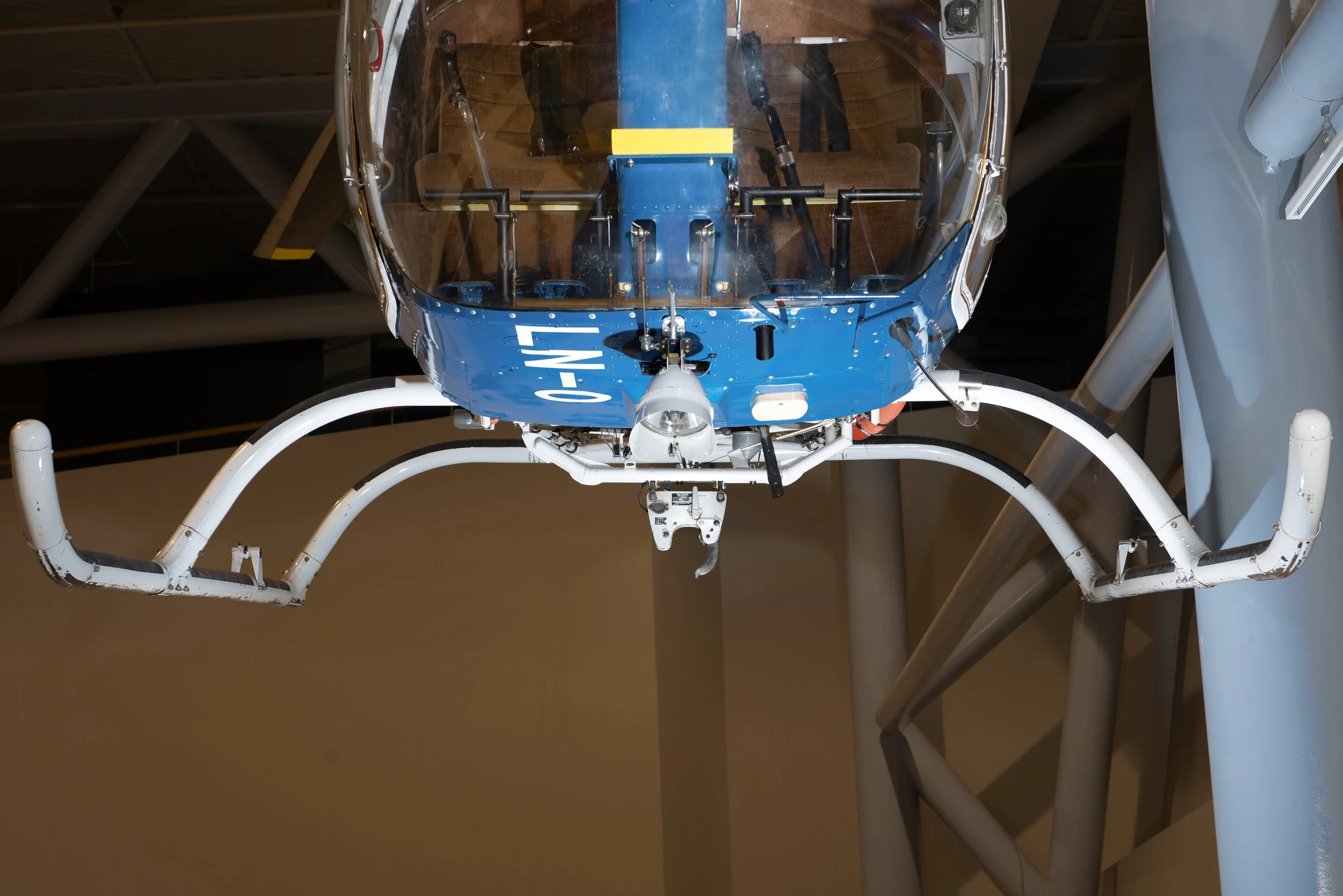 Helikopteret har en løftekrok på undersiden for å kunne bære med seg last.