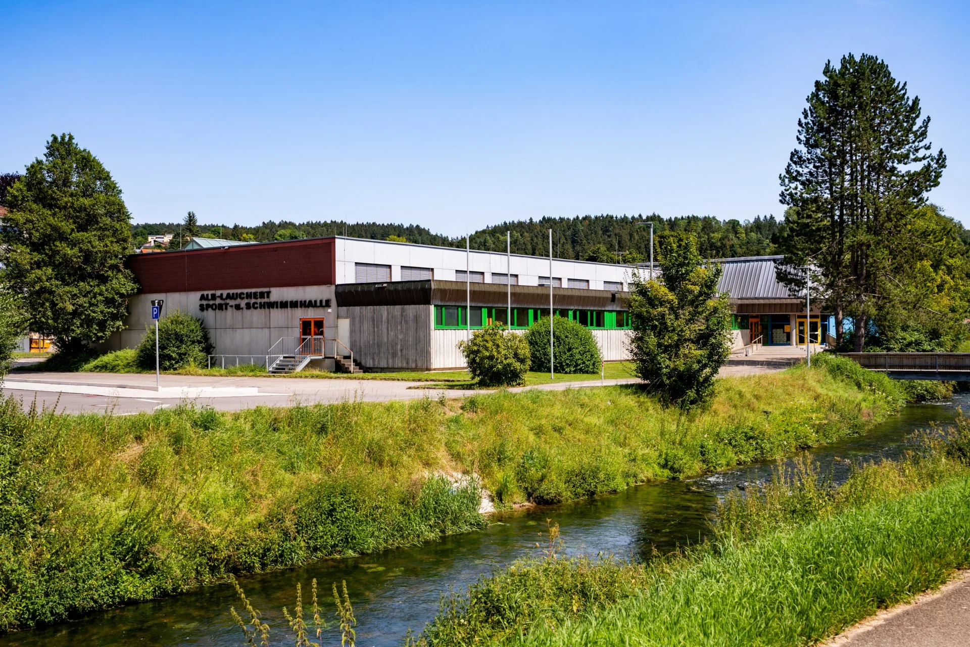 Außenansicht der Alb-Lauchert-Sport- und Schwimmhalle