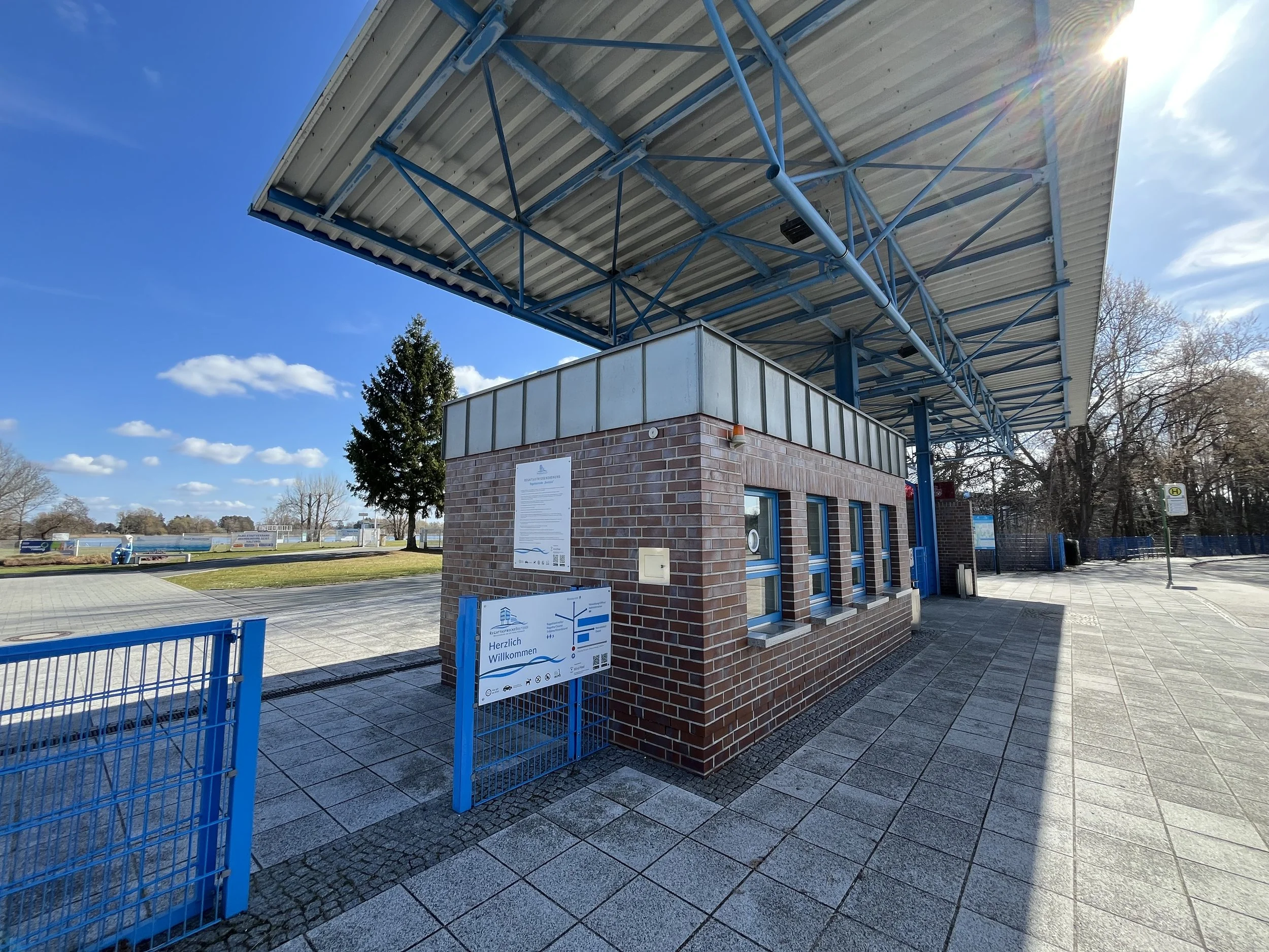 Eingang Regattastrecke mit Kassenhäuschen