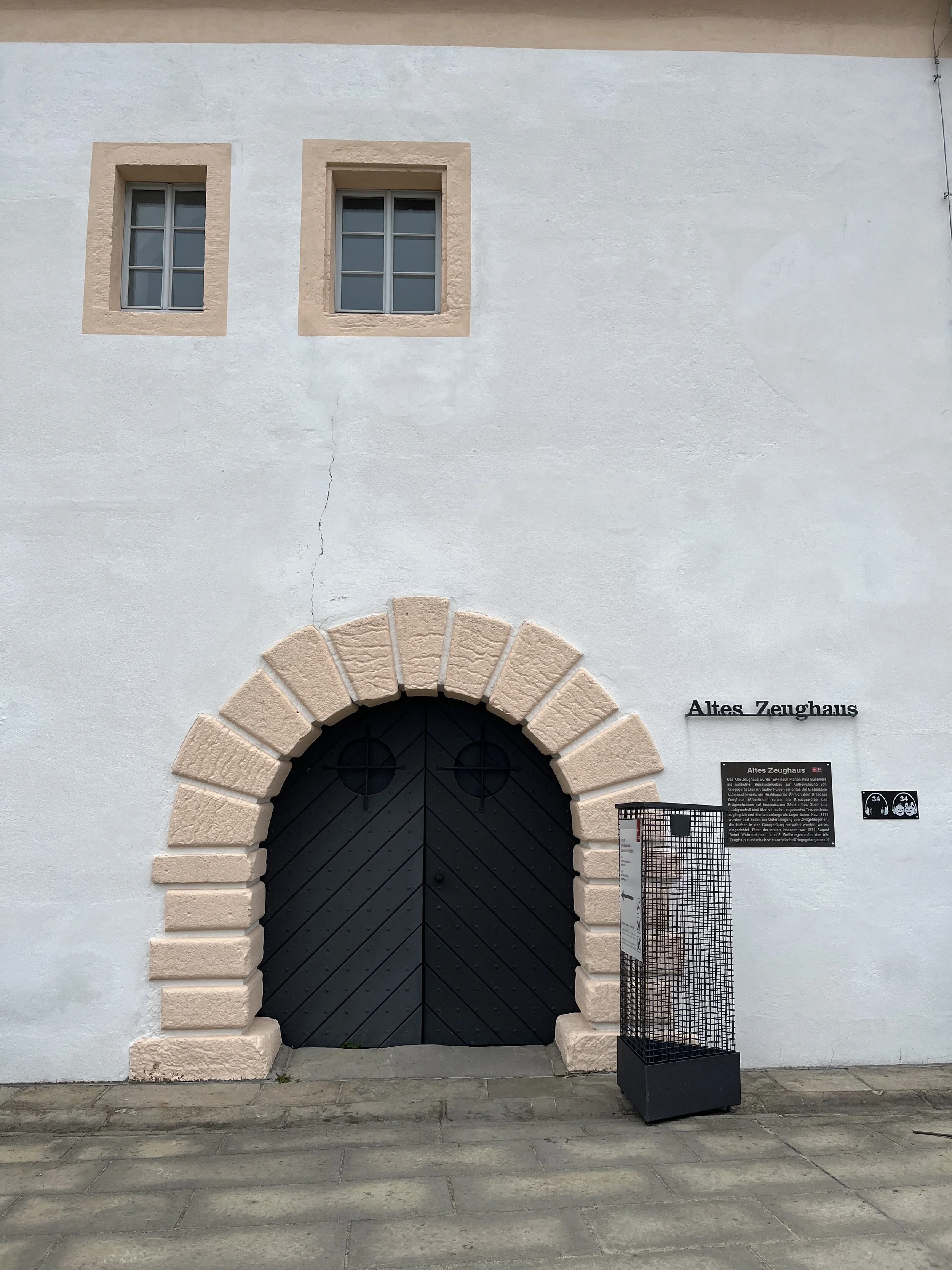 Eingang “Altes Zeughaus” mit blindFind-Box