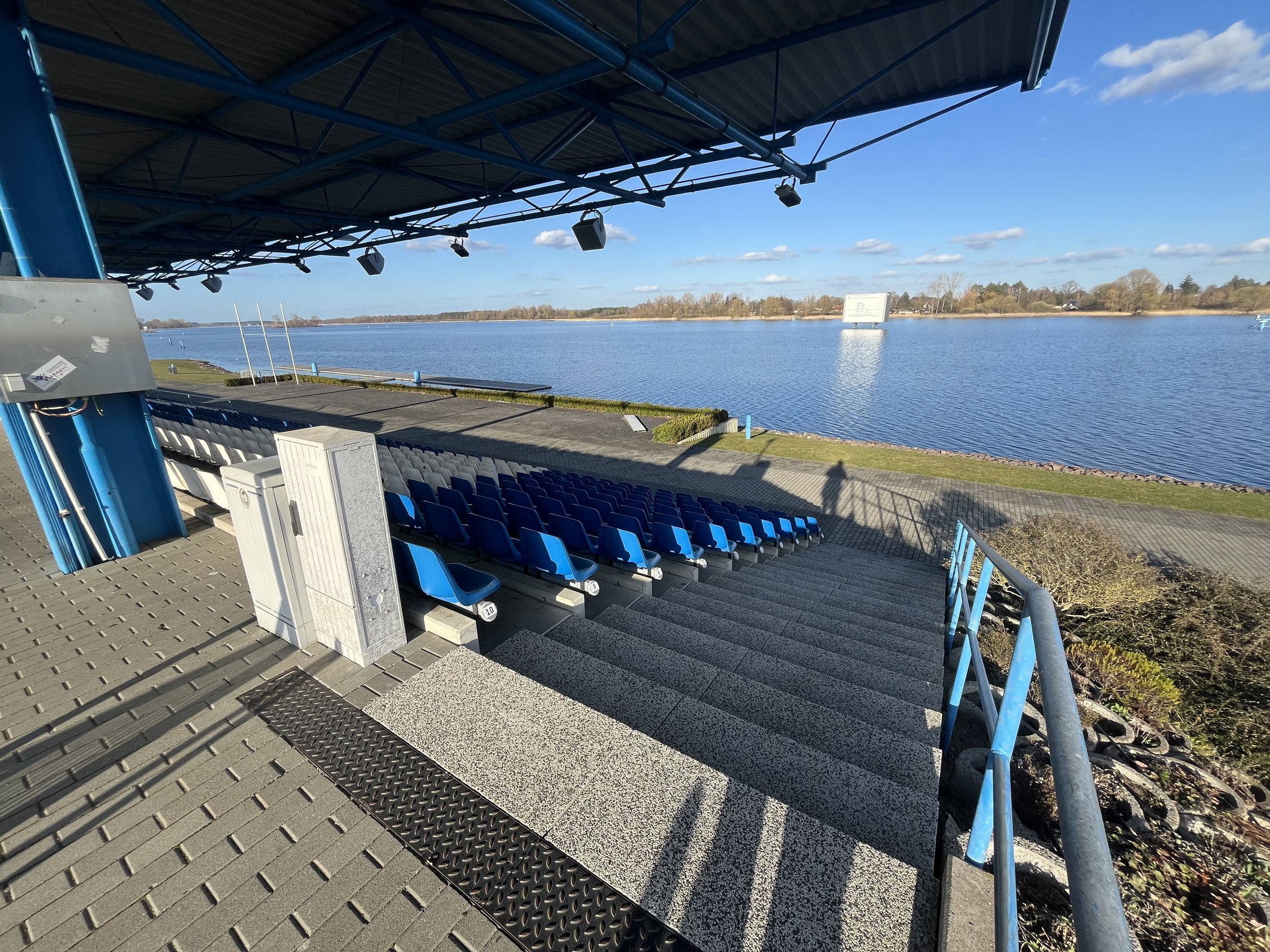 Zuschauertribüne mit Blick auf den Beetzsee
