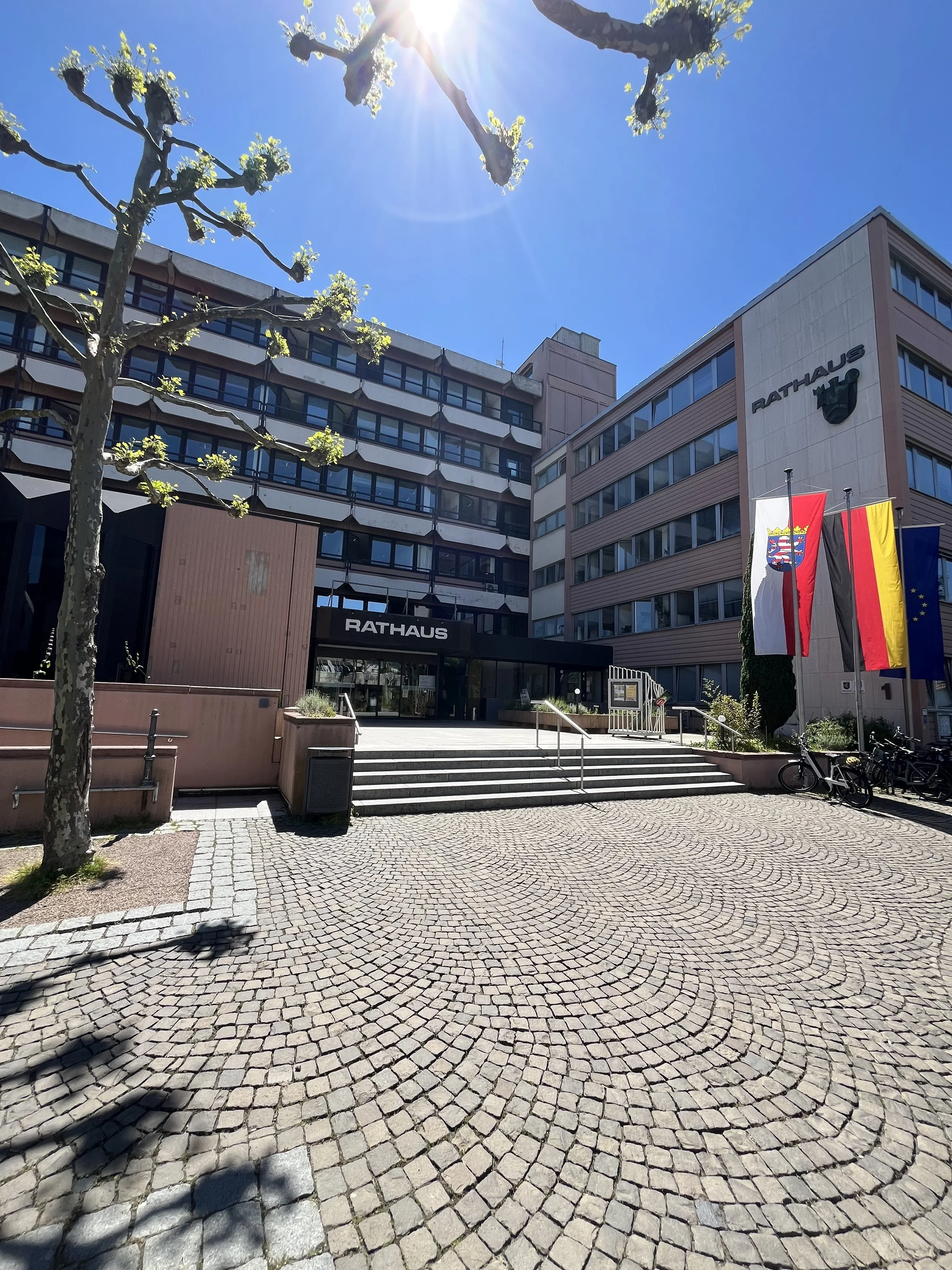 Rathaus Oberursel (Taunus): Außenansicht mit Haupteingang
