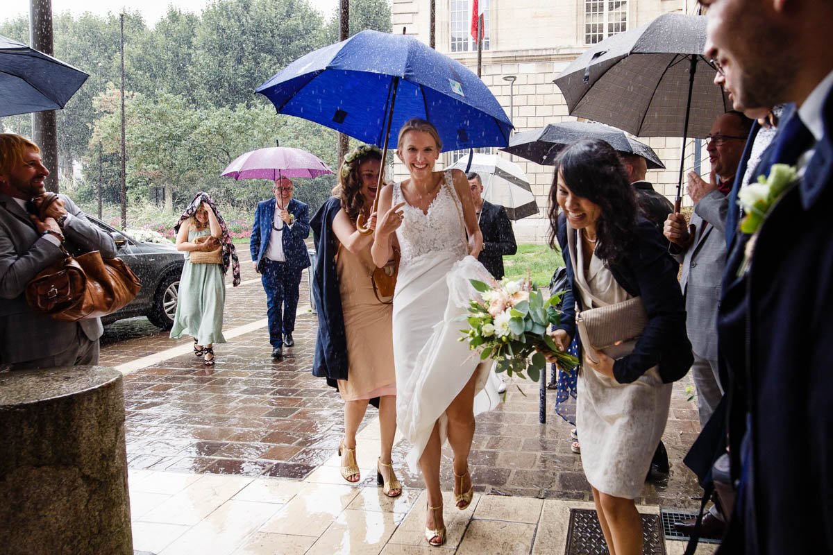 arrivée de la mariée à l'hôtel de ville de Rouen sous la pluie