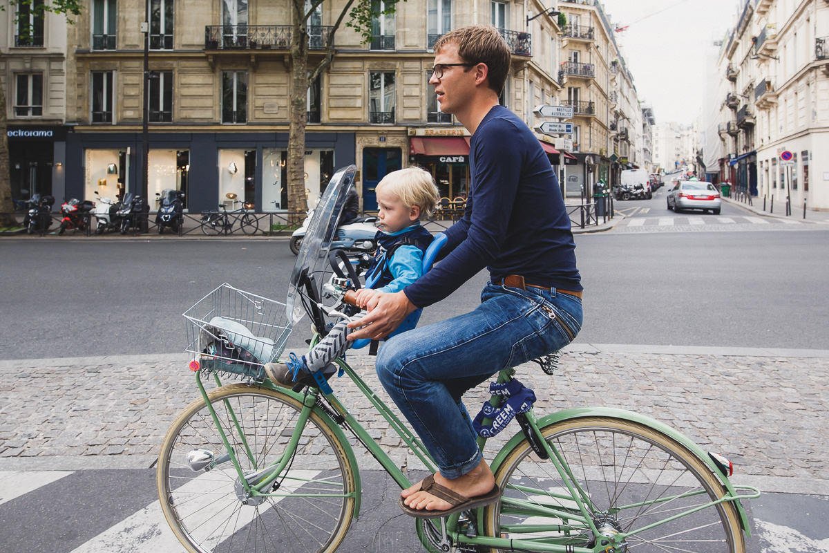 la vie à paris, à bicyclette pour cette famille expatriée