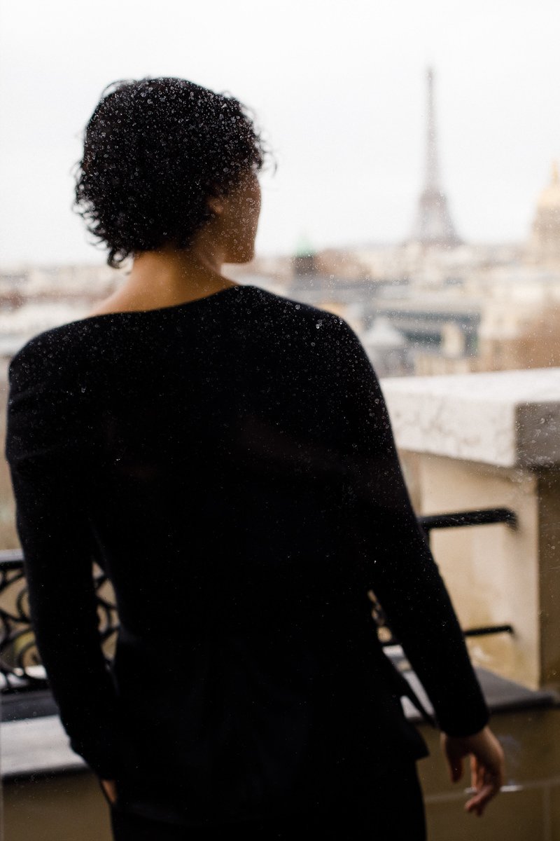 la mariée fume une cigarette sur le balcon de sa chambre du Lutétia et contemple la Tour Eiffel