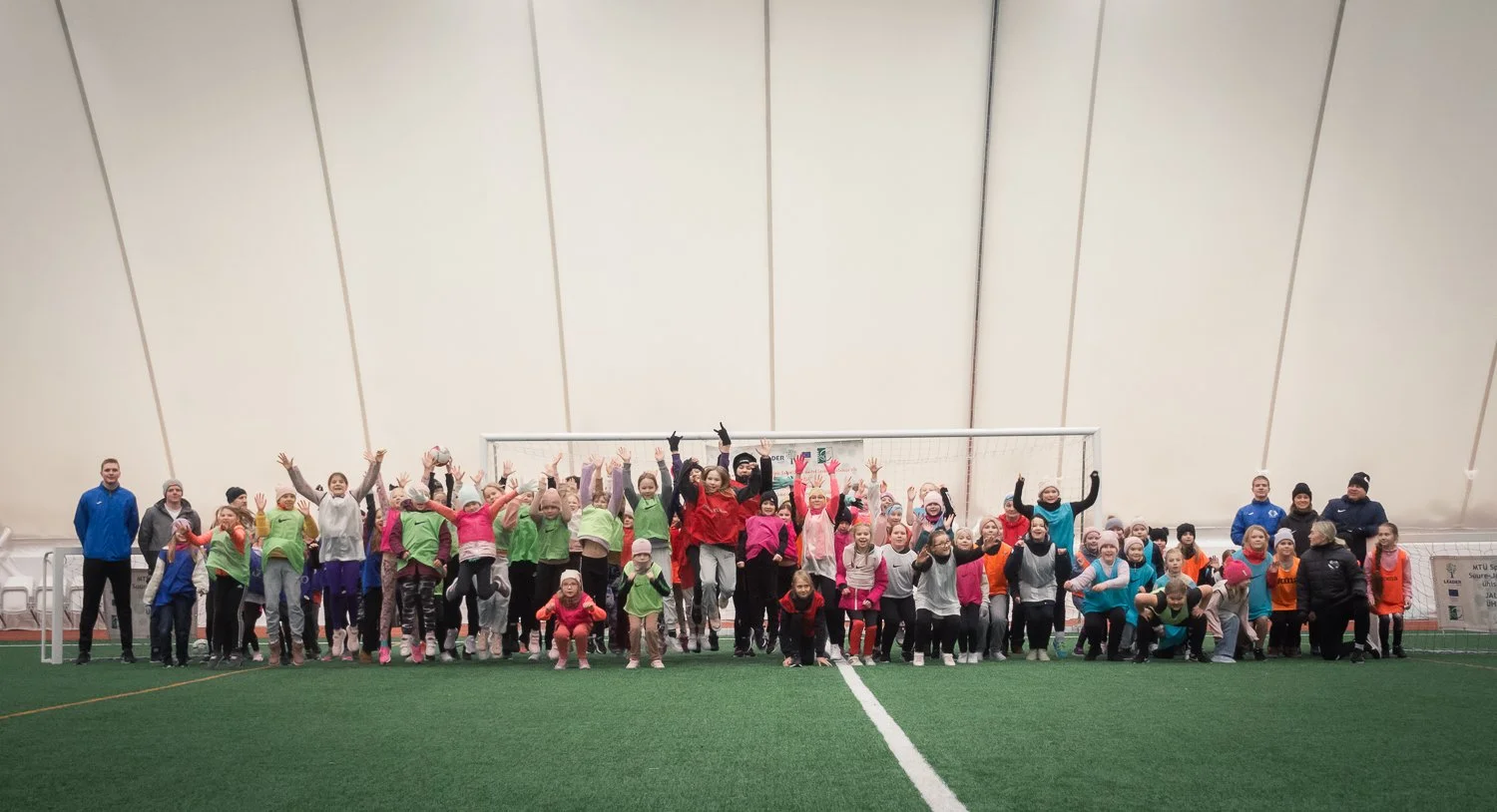 Jalgpallipäev tõi Männimäe jalkahalli tüdrukuid täis