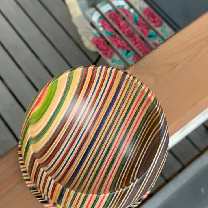 Sibling bowls ☺️ All made from the same skateboards ♻️🛹💜

Big bubble bowl ~ 16cm diameter 

Key bowl ~ 17cm diameter 

Flat key dish ~ 18cm diameter