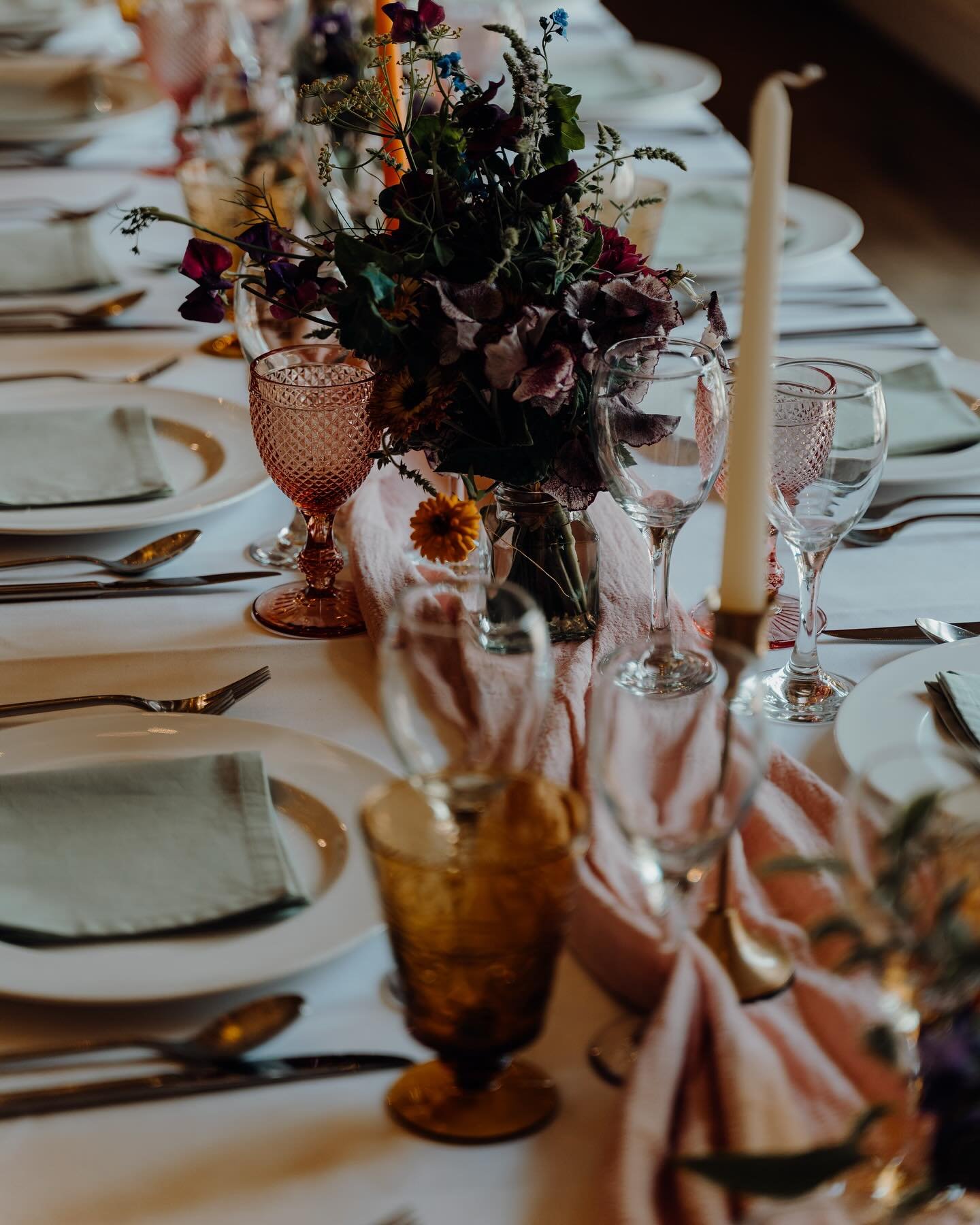 🧡Stunning tones, textures and pops of colour throughout this Wedding 💛 

We love how this looks! 📸 @ashleyfordphotos