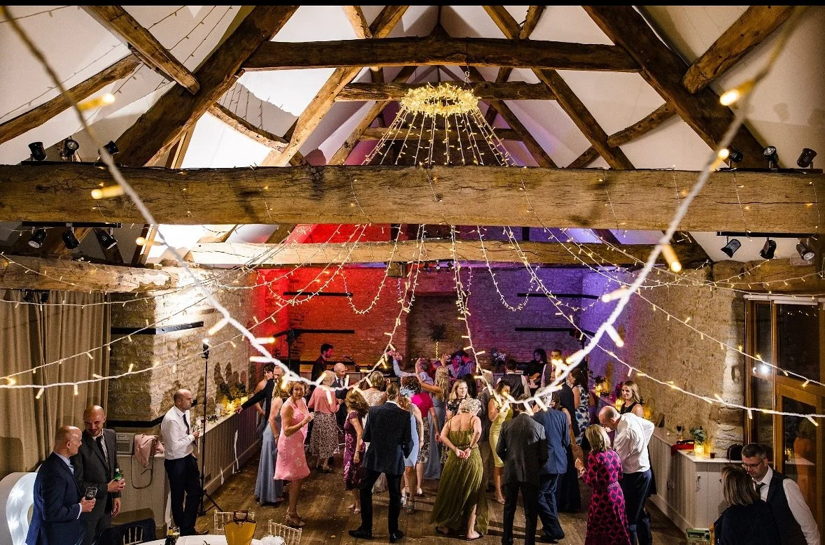 When the lights dim and the dancefloor fills&hellip; 🎵

The perfect mix of rustic charm and good-old-fashioned celebration 🥂 

📸 @jonnybarrattphotography 

#WickFarmBath #WeddingParty #EveningReception #BarnWeddingVibes #CotswoldsWeddingVenue #Dan