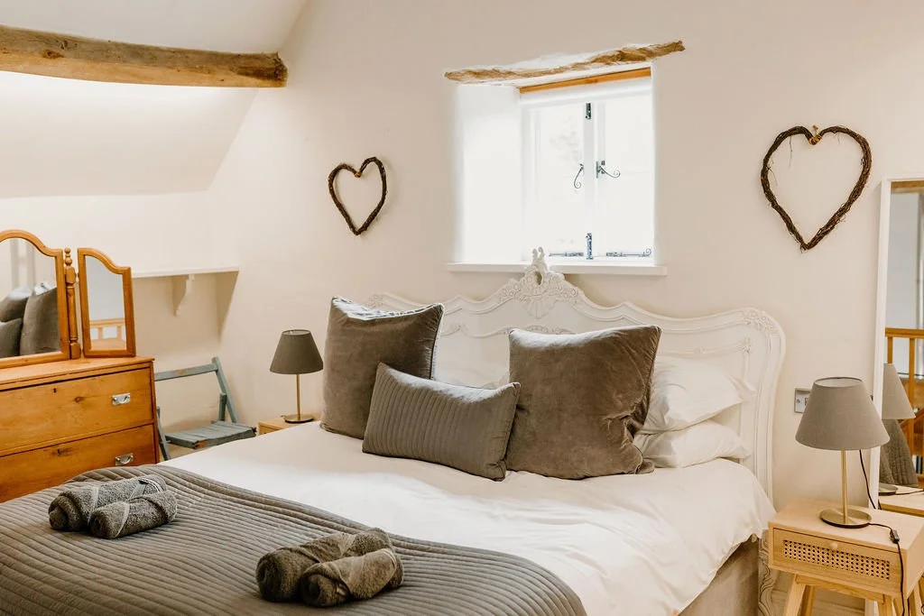 Staying on site makes the whole wedding weekend feel easier 🤍

With the farmhouse for family and the Couple&rsquo;s Cottage just a few steps away, everything is close, calm and convenient.

It&rsquo;s a lovely setup for a quiet morning, getting read