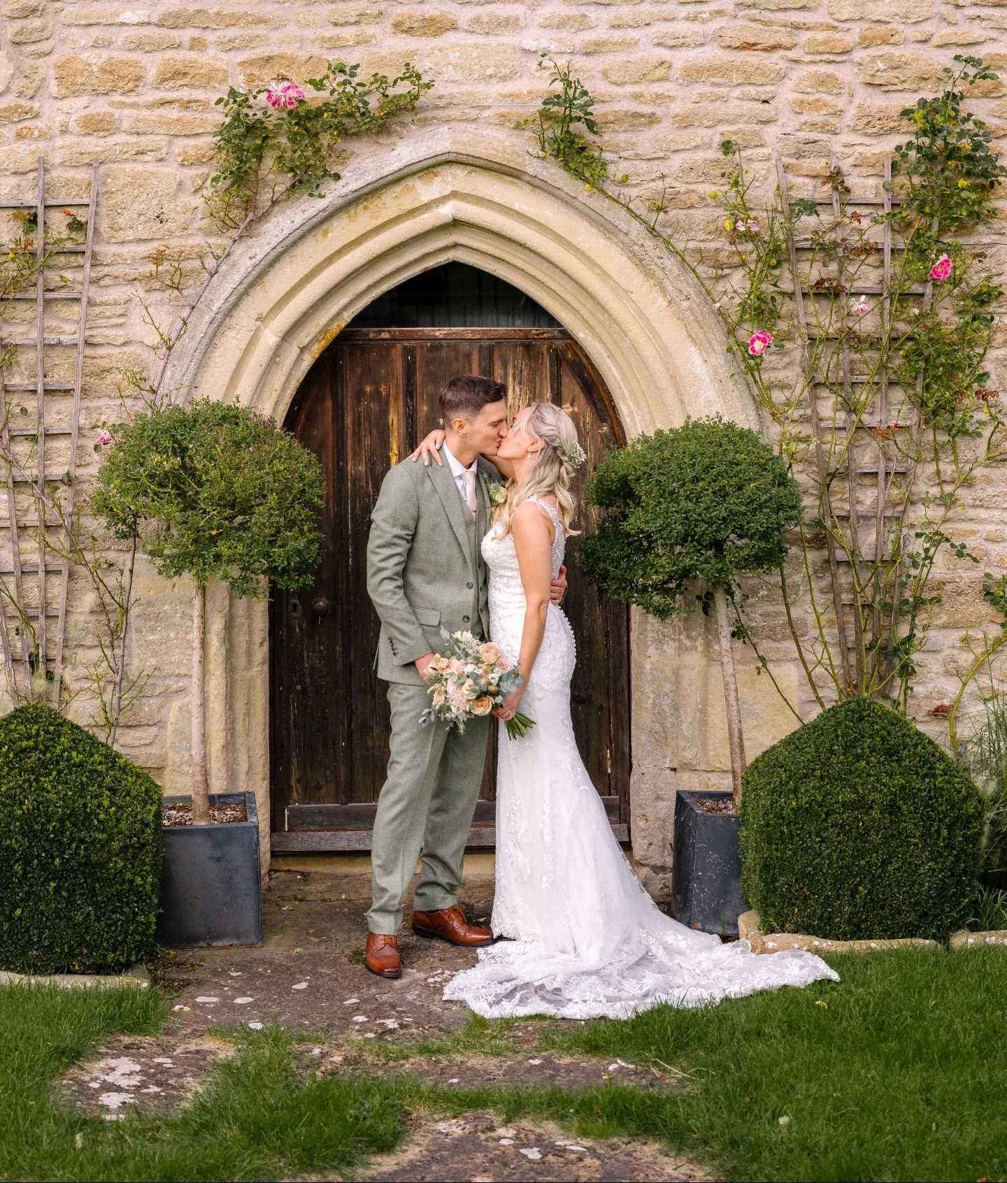 One of the best things about summer weddings here? ☀️

The light stays with you.

Long evenings mean you can step out after dinner, wander down the lane, and still catch that soft, golden light for photos.

Those quiet, just-married moments seem to f