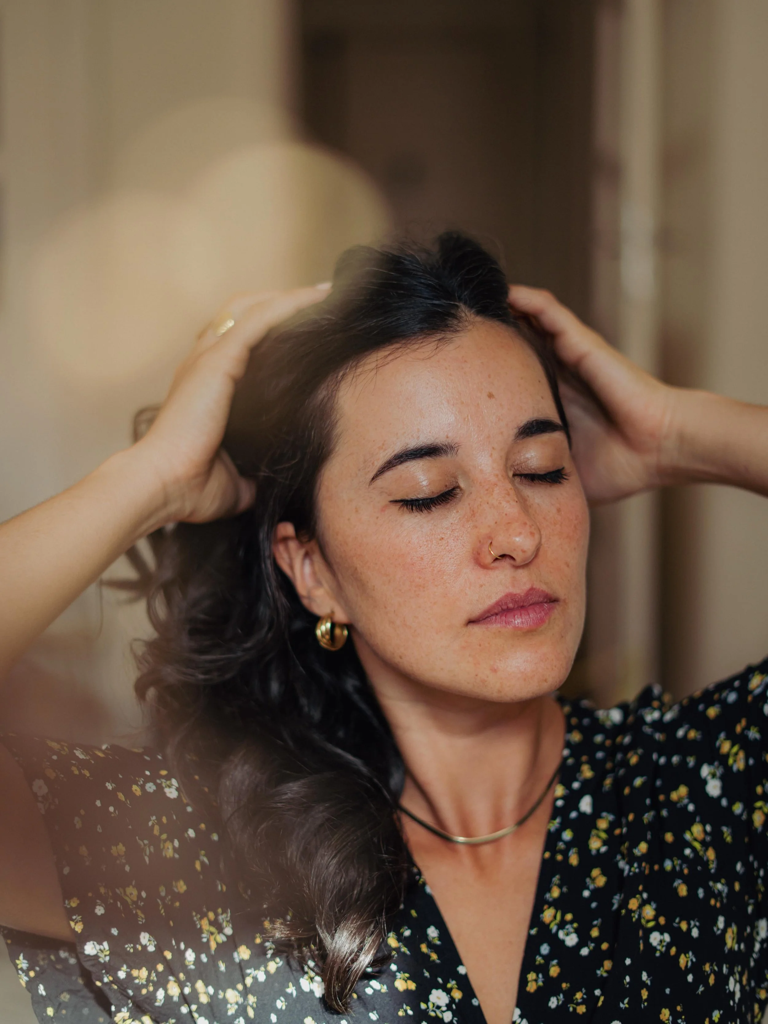 &ldquo;Please, my love, don&rsquo;t hurt yourself&rdquo; dizia ele com l&aacute;grimas nos olhos, enquanto me via com as minhas m&atilde;os na cabe&ccedil;a, a tentar arrancar os meus pr&oacute;prios cabelos. 
 Eu parei.
Assustada.

Como assim, eu es
