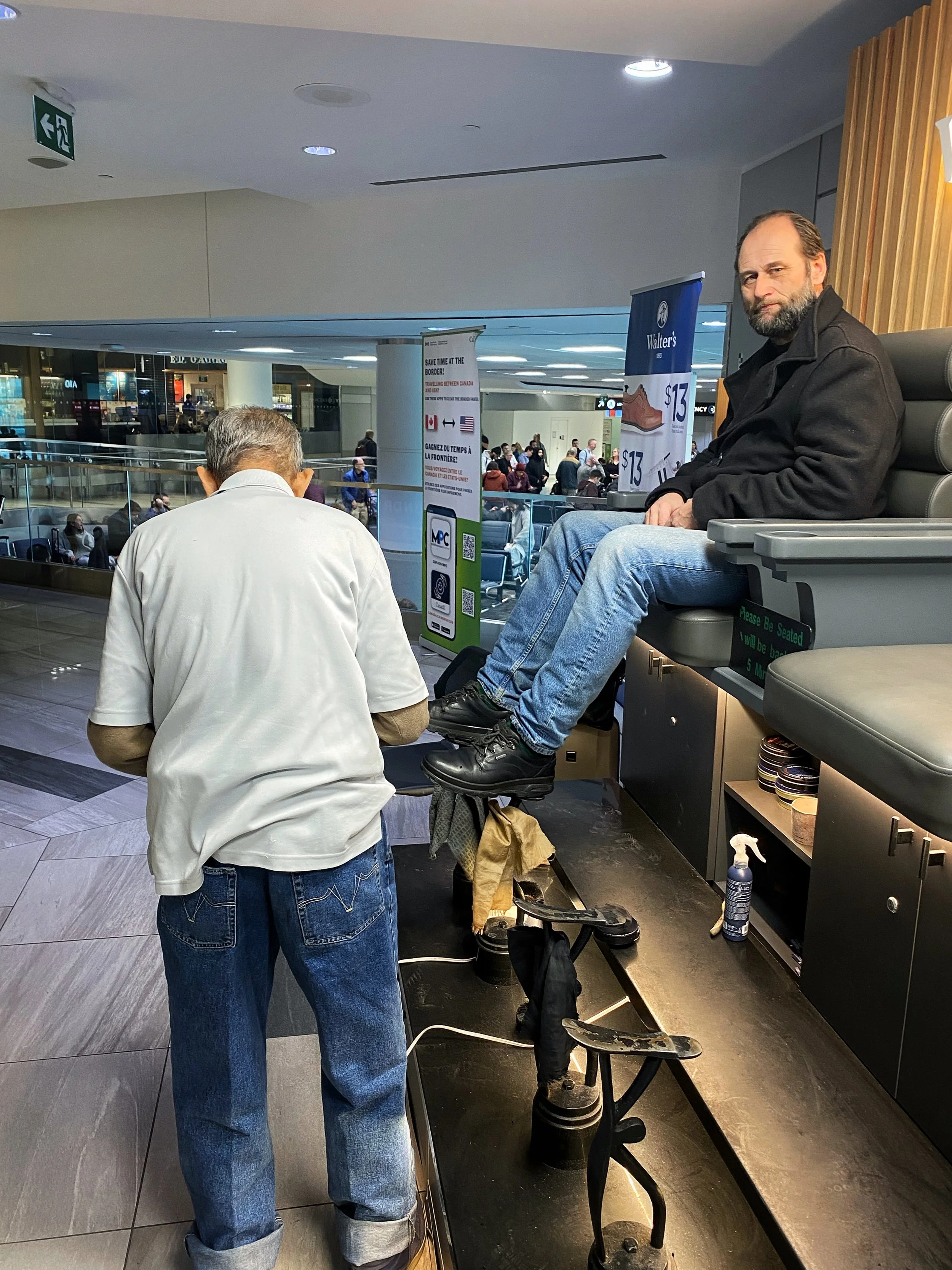 Stramma opp fasaden i Toronto. Lite visste nok dei som passerte, at det var skoa til Årets Halling 2025 som vart pussa.