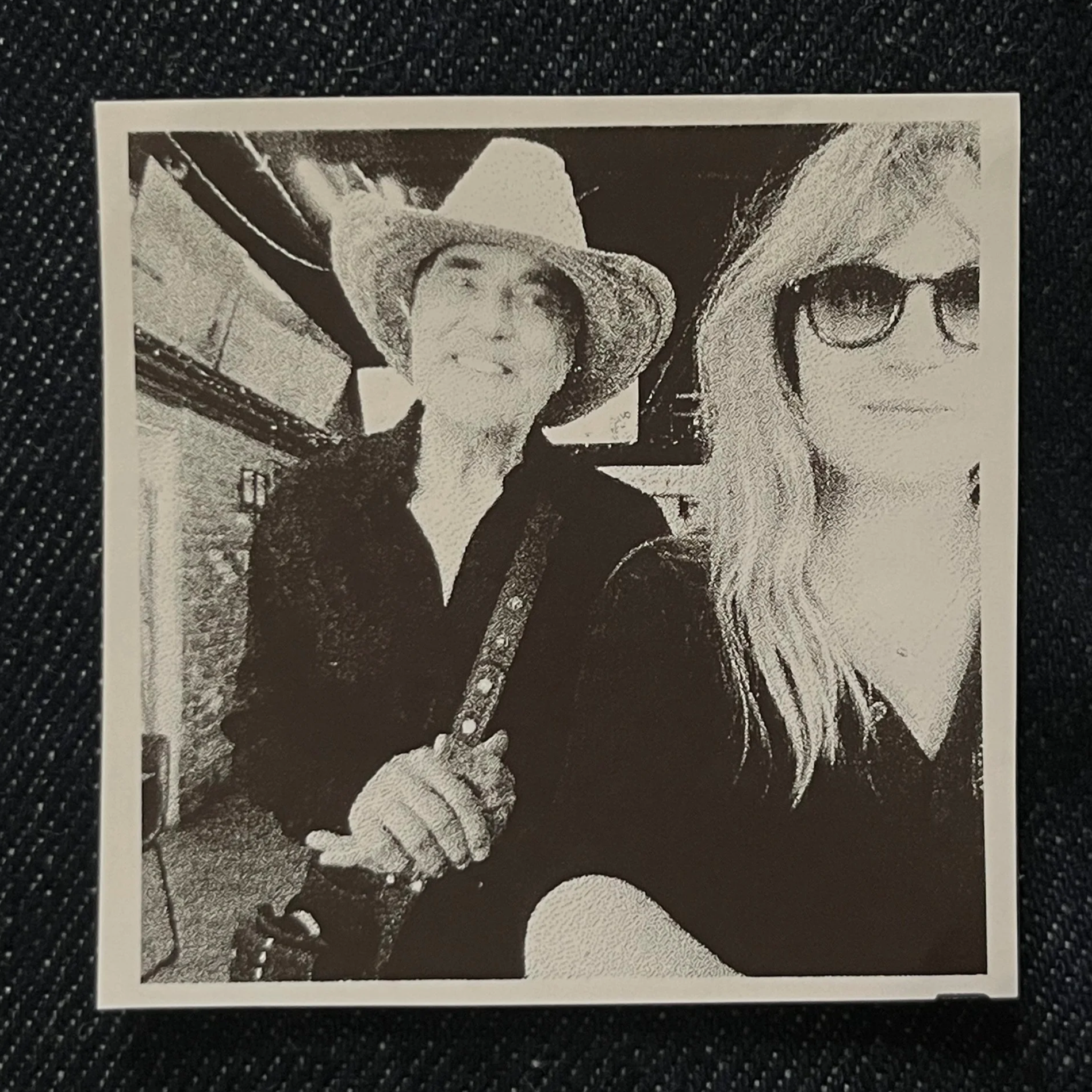 Bilete er tatt den dagen, Marthe og Daniel snakka med Stein Torleif og Geir på telefonen. Det var 16. august 2025. Me skulle spela i Hedlaberget på Voss. Daniel og Marthe var då i Barrie i Ontario på speleoppdrag. Etter telefonsamtale klimpra eg intu