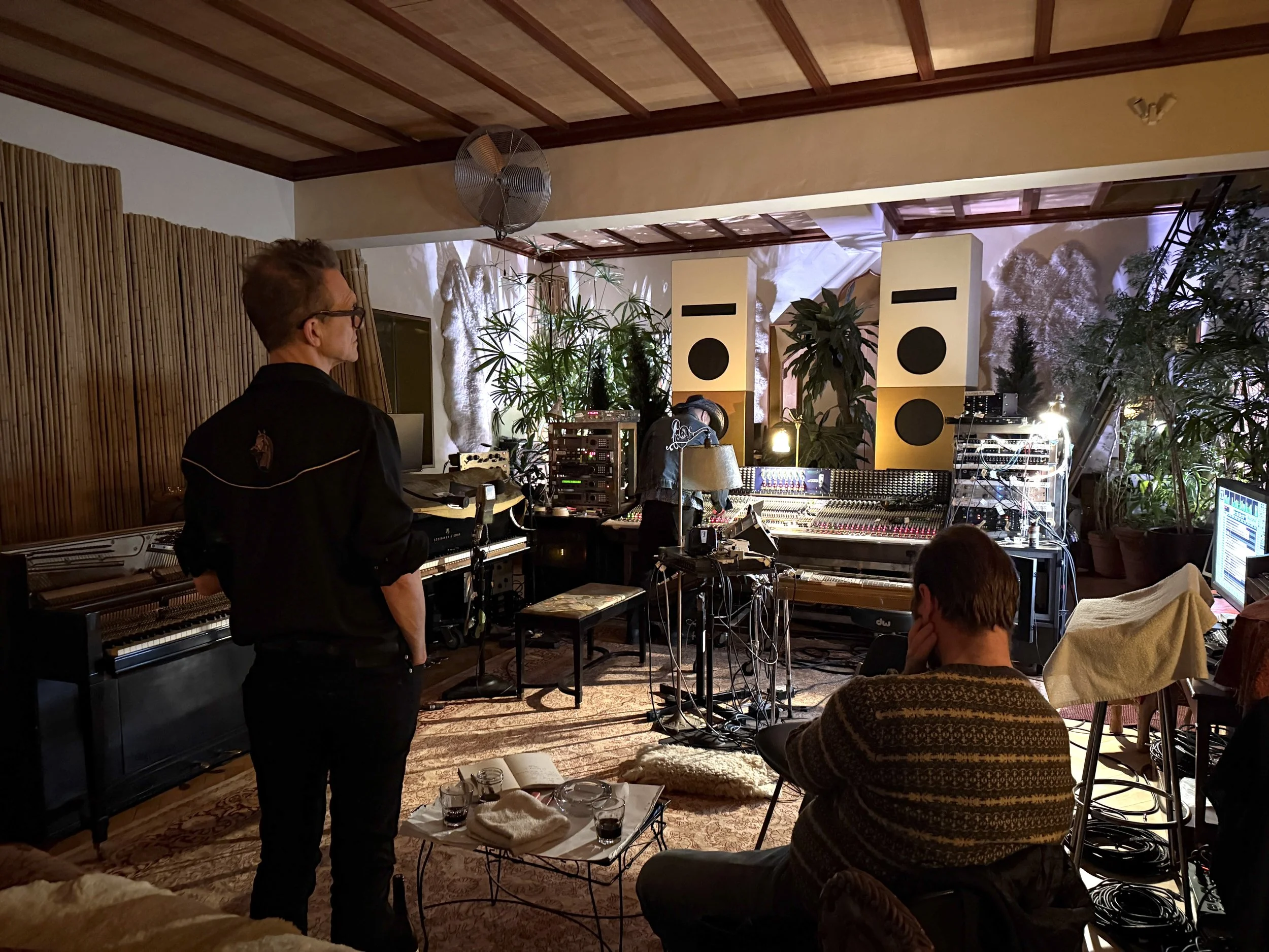  Bildetekst her. Foto fra første kveld i Toronto og The Temple. Sundstøl, Lanois og Bjella. 