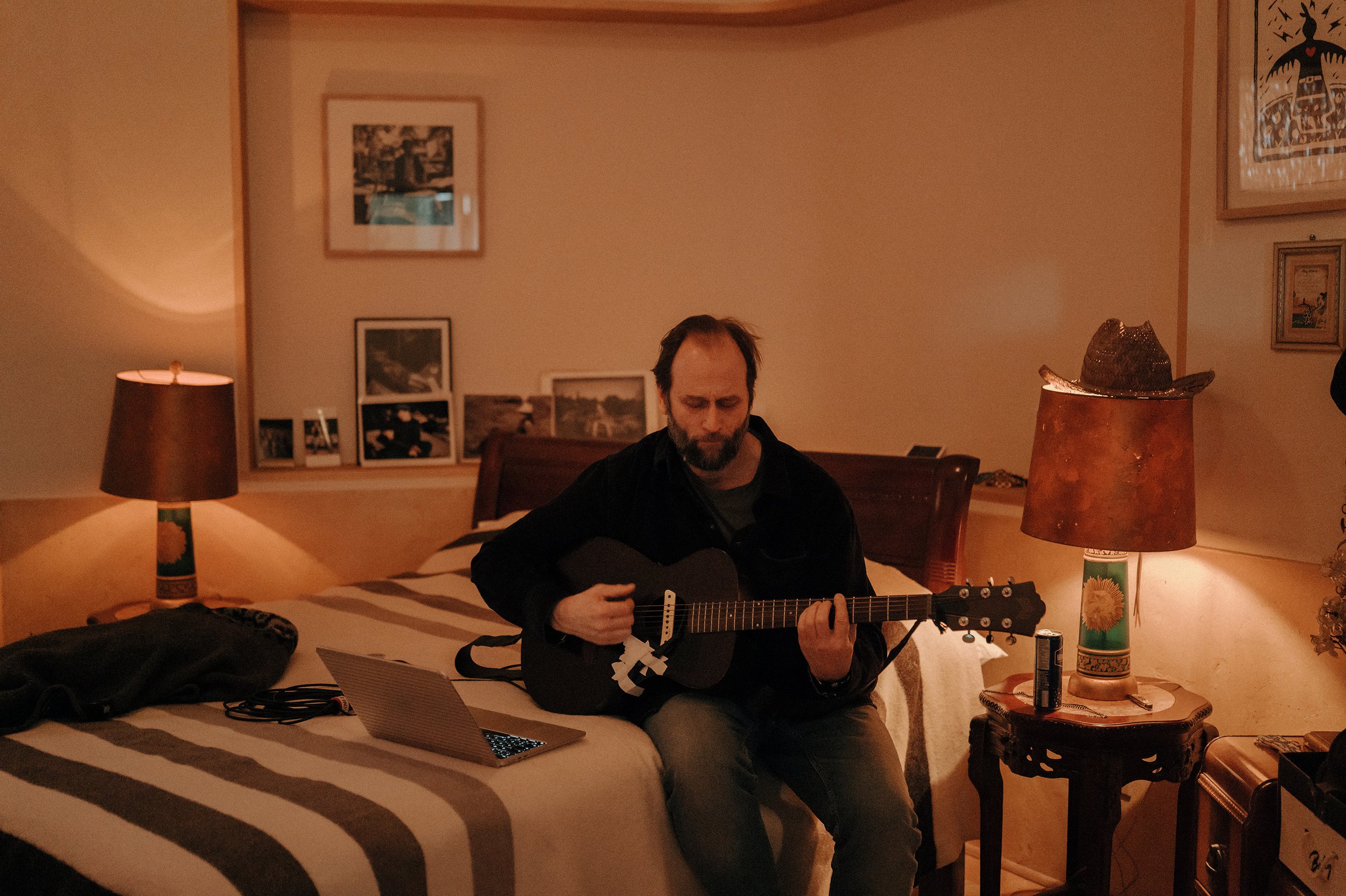 Her spelar eg på Lanois sin Guild M-20. Den er frå midten av 70-talet. Gitaren vart brukt blant anna på Neil Young-skiva Le Noise - som er kallenamnet Neil brukar på Lanois! Neil vart så glad i gitaren, at han hadde den med på turne i fire år. Gitare