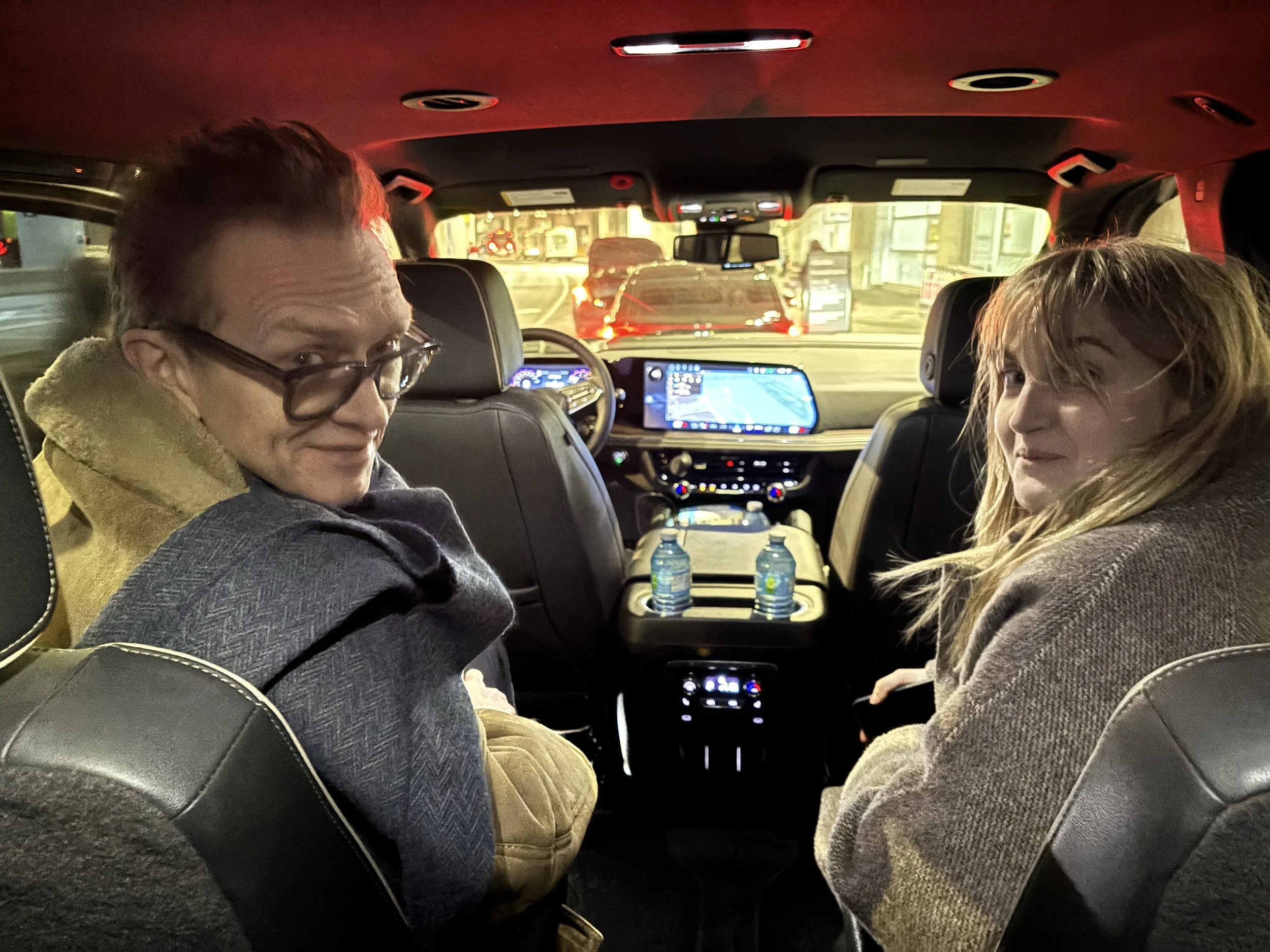 Backseat nothing: Geir og Marthe i presidentbilen ( moro og far?). Eg i baksetet.
