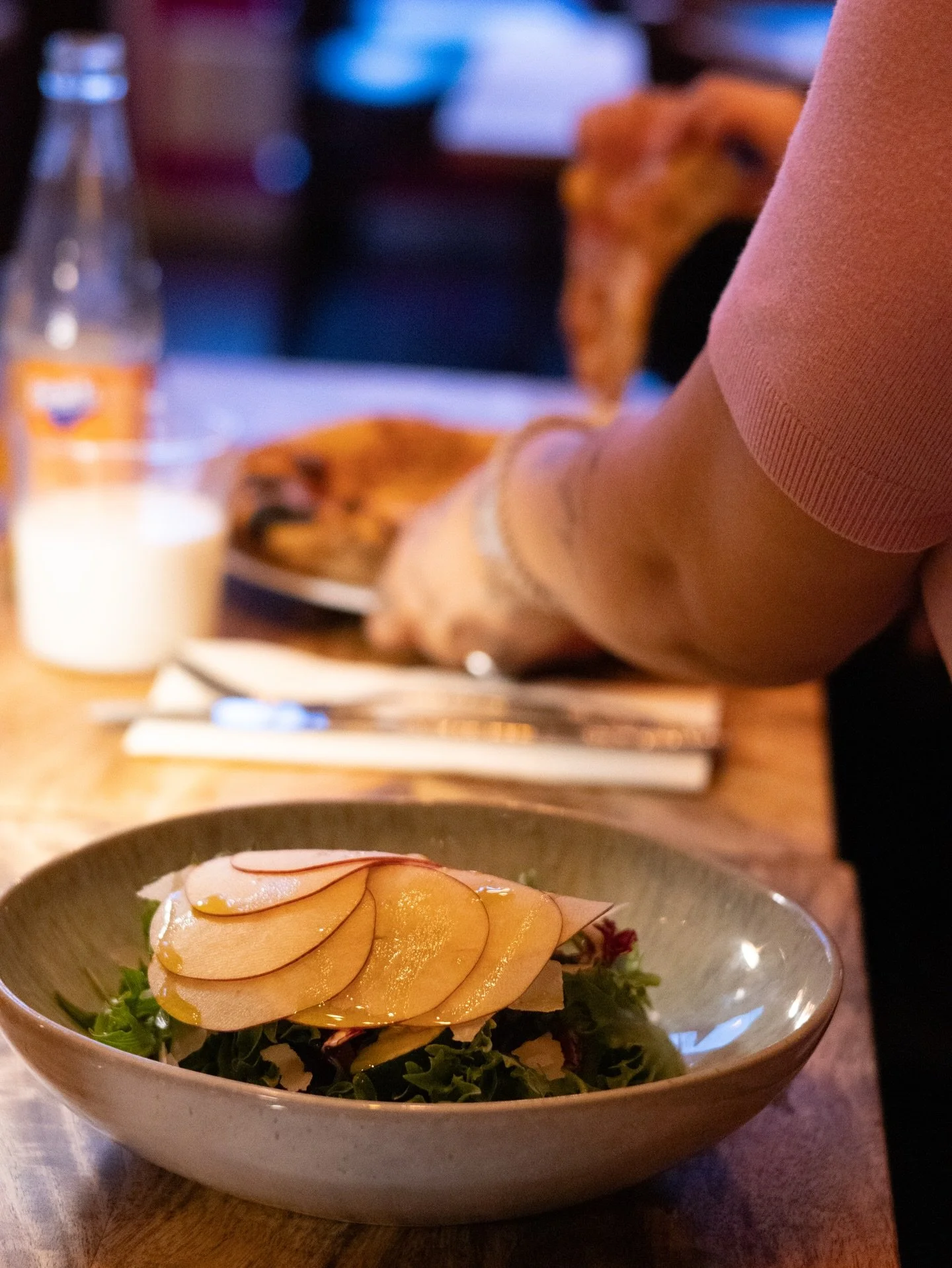 Vidste du egentlig, hvad mela betyder p&aring; italiensk?

Det betyder &aelig;ble. 🍎

Hos Mela finder du det ogs&aring; flere steder p&aring; menuen &ndash; blandt andet i vores Insalata Mela og p&aring; pizzaen Mela, hvor spr&oslash;de &aelig;bler 
