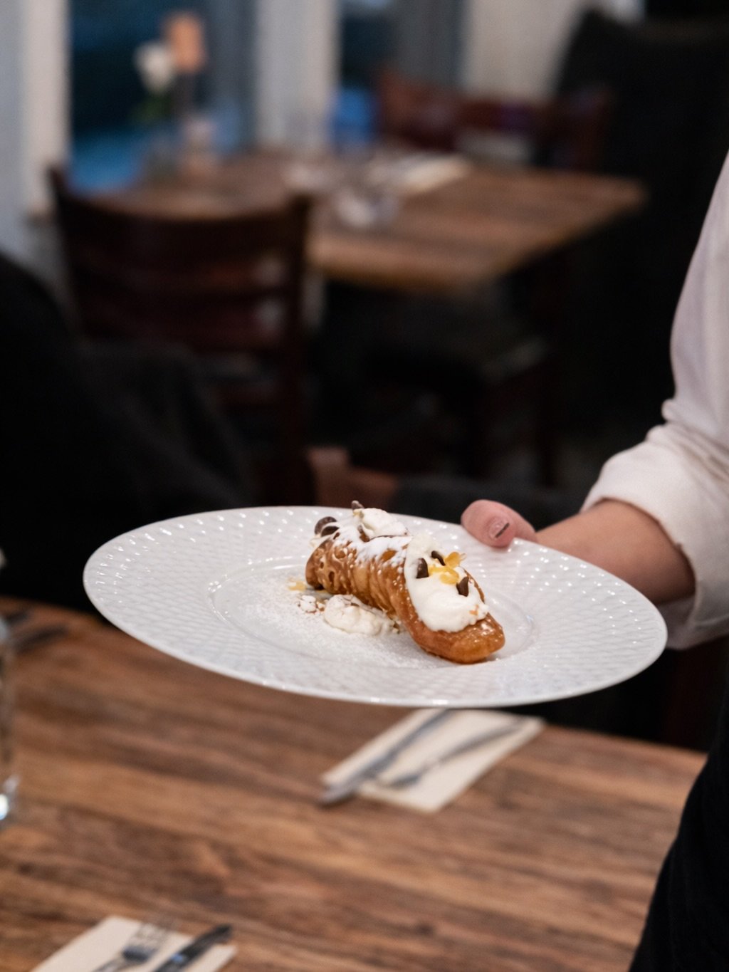 Cannoli 🤍
Spr&oslash;d skal, bl&oslash;d ricottacreme og et let drys flormelis.
En klassiker, der altid holder.