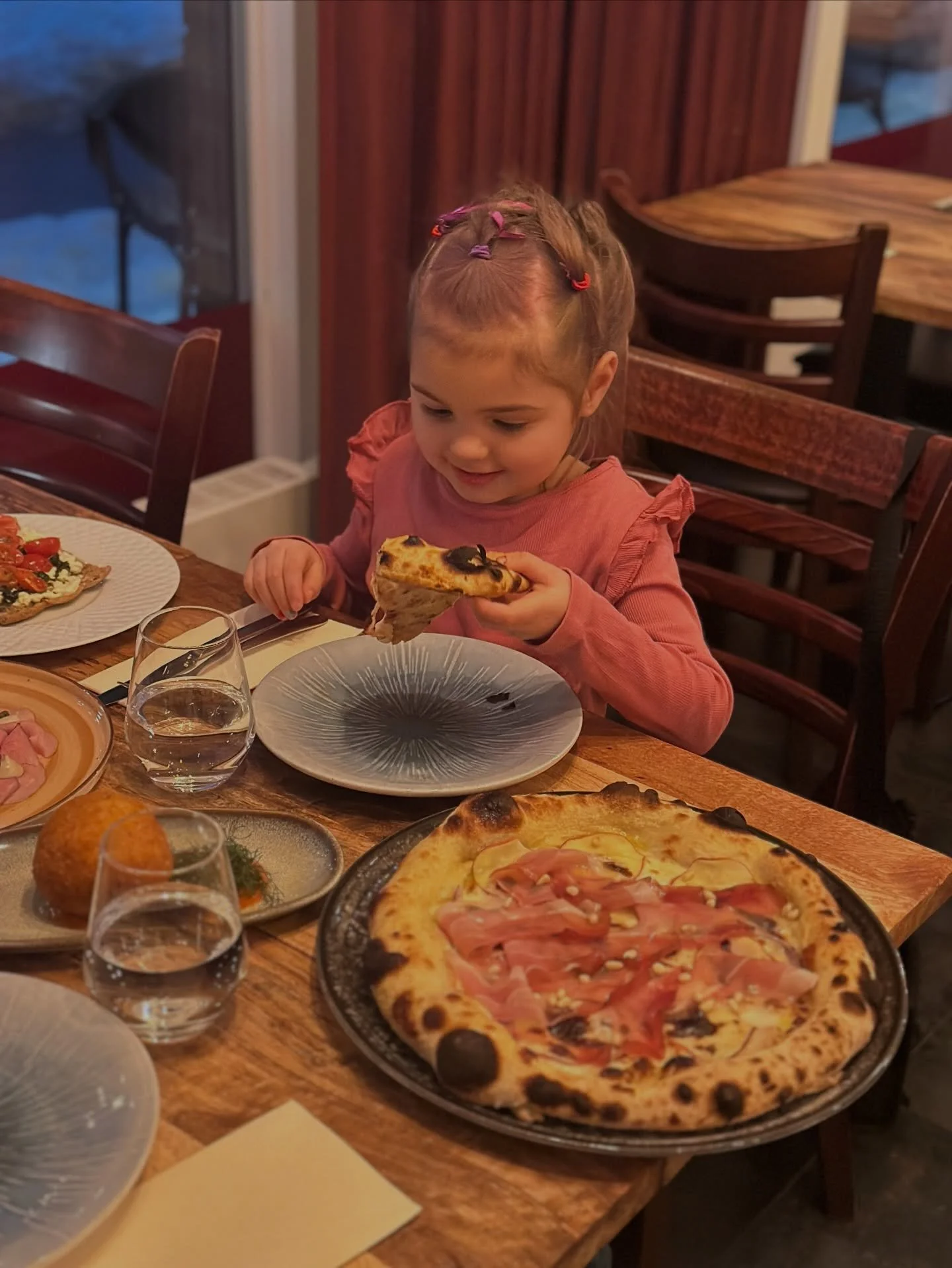 Tag b&oslash;rnene med hos Mela.😃

Vi har mad, som b&aring;de store og sm&aring; kan lide, og der er plads til hele familien ved bordet.

G&oslash;r det nemt og spis sammen hos os.💕