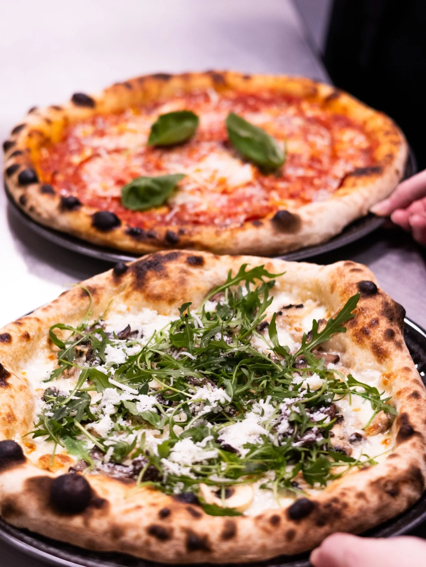 S&aring; blev det fredag. 🍕

Og der findes &aelig;rlig talt ikke en bedre m&aring;de at markere det p&aring; end med pizza.

Spr&oslash;d bund. Smeltet ost. Frisk topping. Et bord fyldt med grin og &ldquo;skal vi ikke lige tage &eacute;n mere?&rdquo