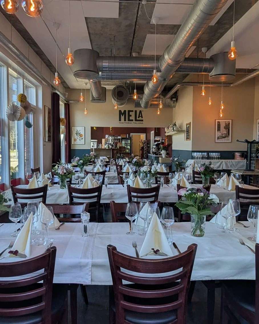 Skal du holde et arrangement? 🍝

Hos Mela Trattoria kan du booke restauranten til b&aring;de private og erhverv.
F&oslash;dselsdag, firmaarrangement eller en aften med dem, du gerne vil samle.

Vi s&oslash;rger for maden, rammerne og det praktiske &