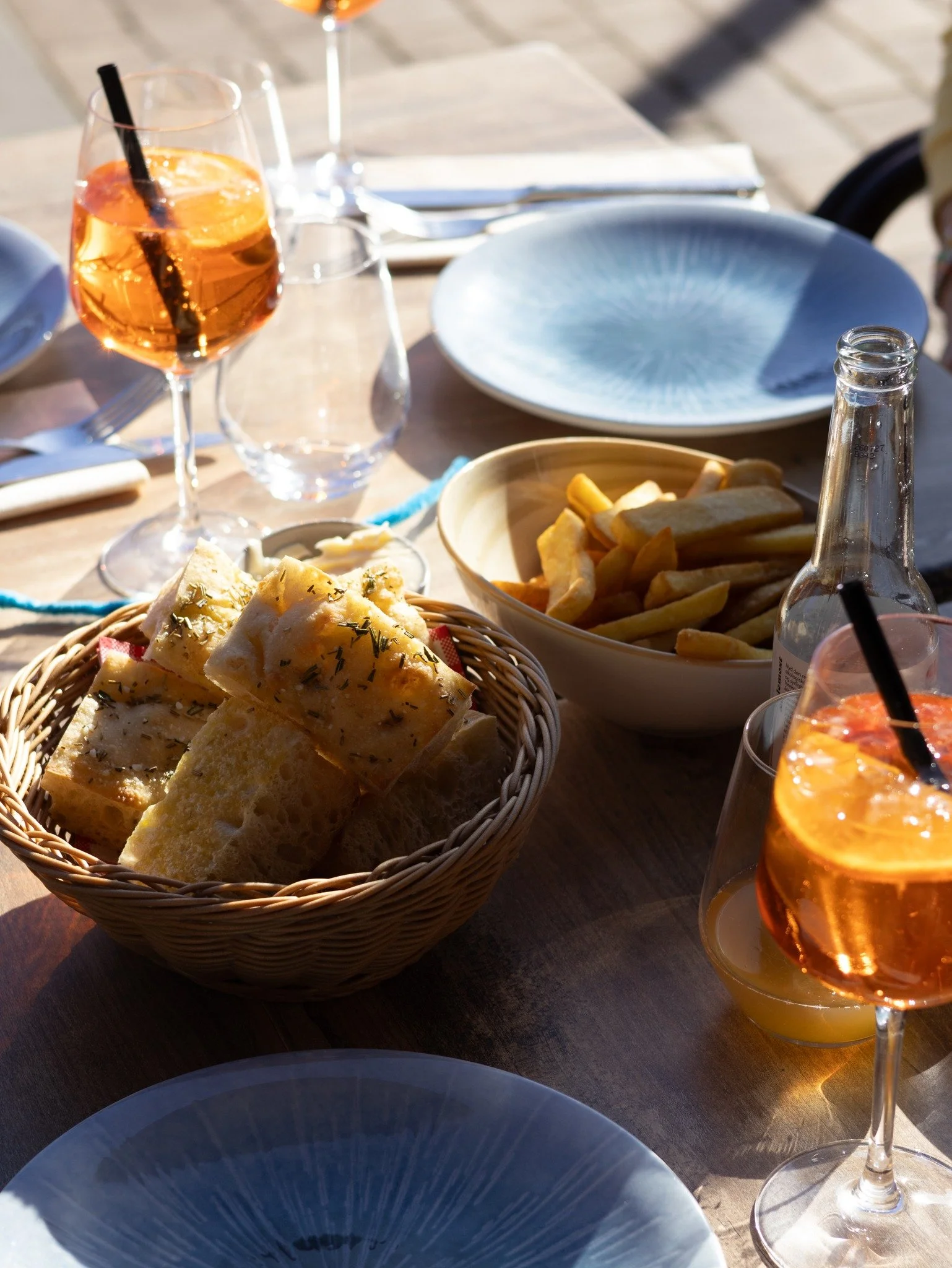 For&aring;rssol, kolde drinks og et bord fyldt med lidt forskelligt at dele. ☀️

Det er sv&aelig;rt ikke at blive siddende lidt l&aelig;ngere, n&aring;r vejret endelig viser sig fra den side her.