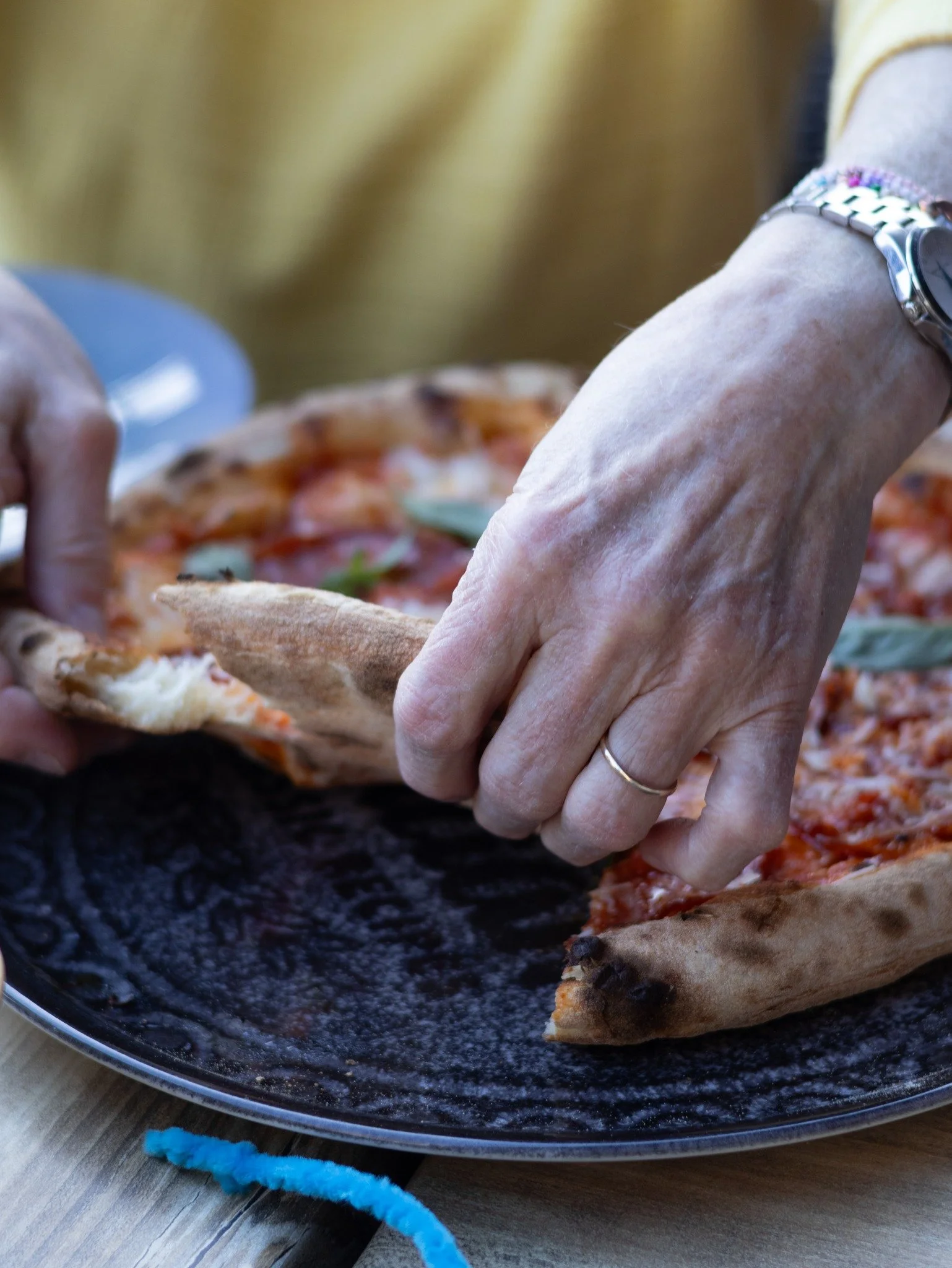 Vi g&aring;r op i gode r&aring;varer, friske ingredienser og pizzaer lavet ordentligt fra bunden. 🍕
Derfor har vi ogs&aring; pizzakokke, der st&aring;r for at lave de spr&oslash;de bunde og s&oslash;rge for, at kvaliteten er den samme hver gang.