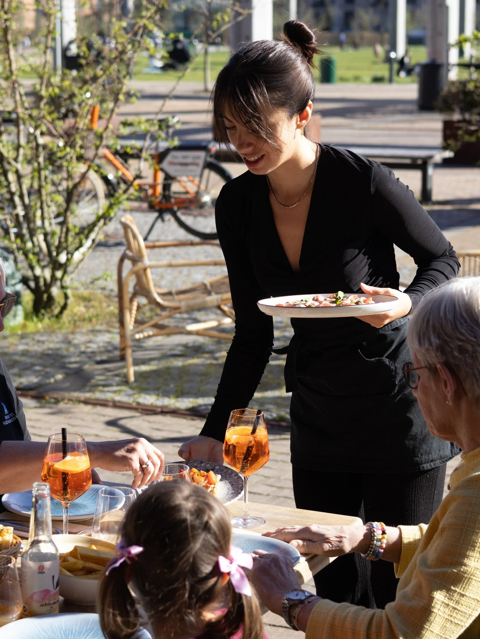 Vi elsker, n&aring;r restauranten er fyldt med liv, gode samtaler og borde med mennesker i alle aldre. ☀️

Det er pr&aelig;cis den stemning, vi gerne vil skabe her