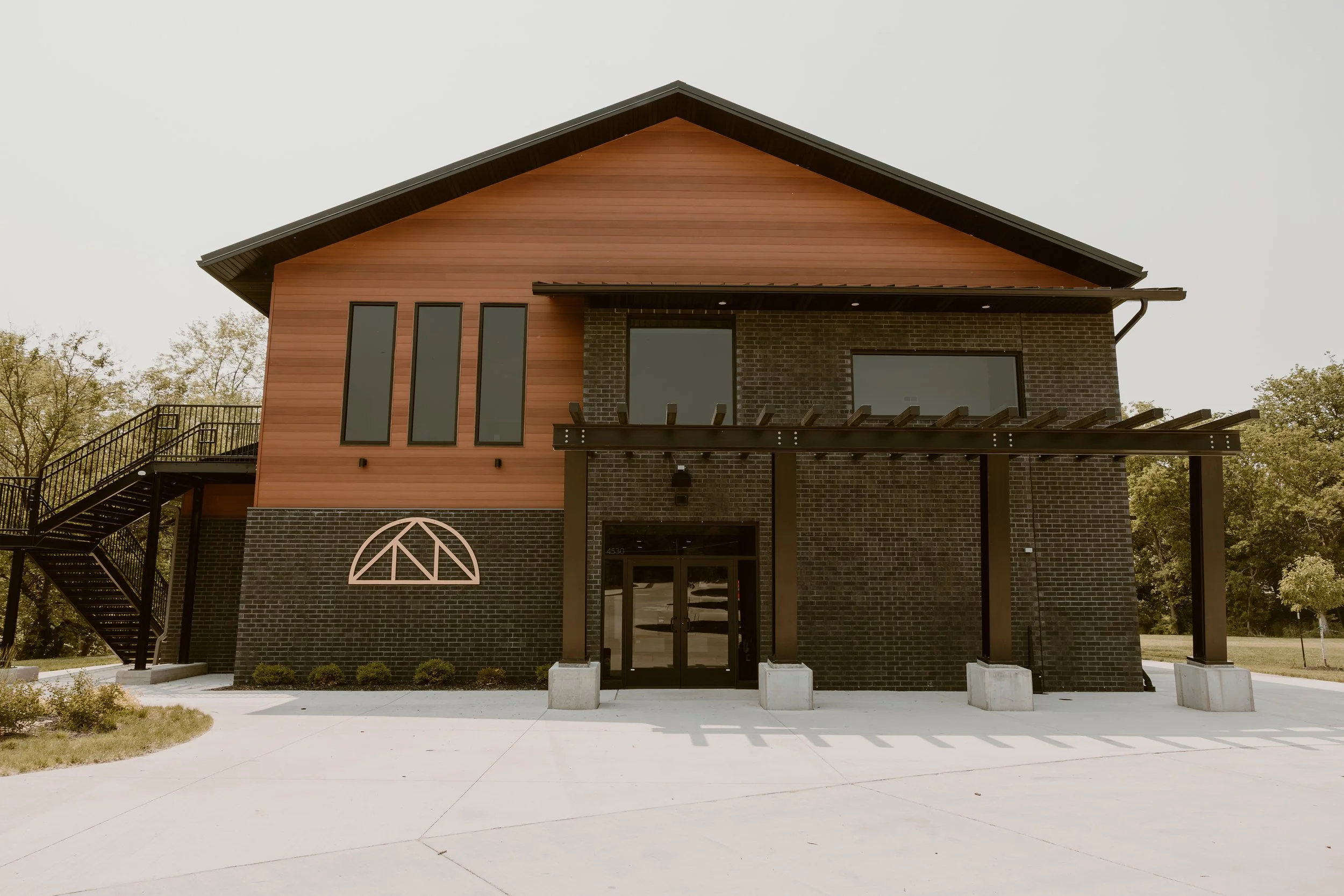 A new indoor and outdoor wedding venue in Des Moines, designed for unforgettable moments and heartfelt new beginnings. From elegant indoor space to scenic outdoor setting, it's a warm and welcoming place where memories are made and love stories begin