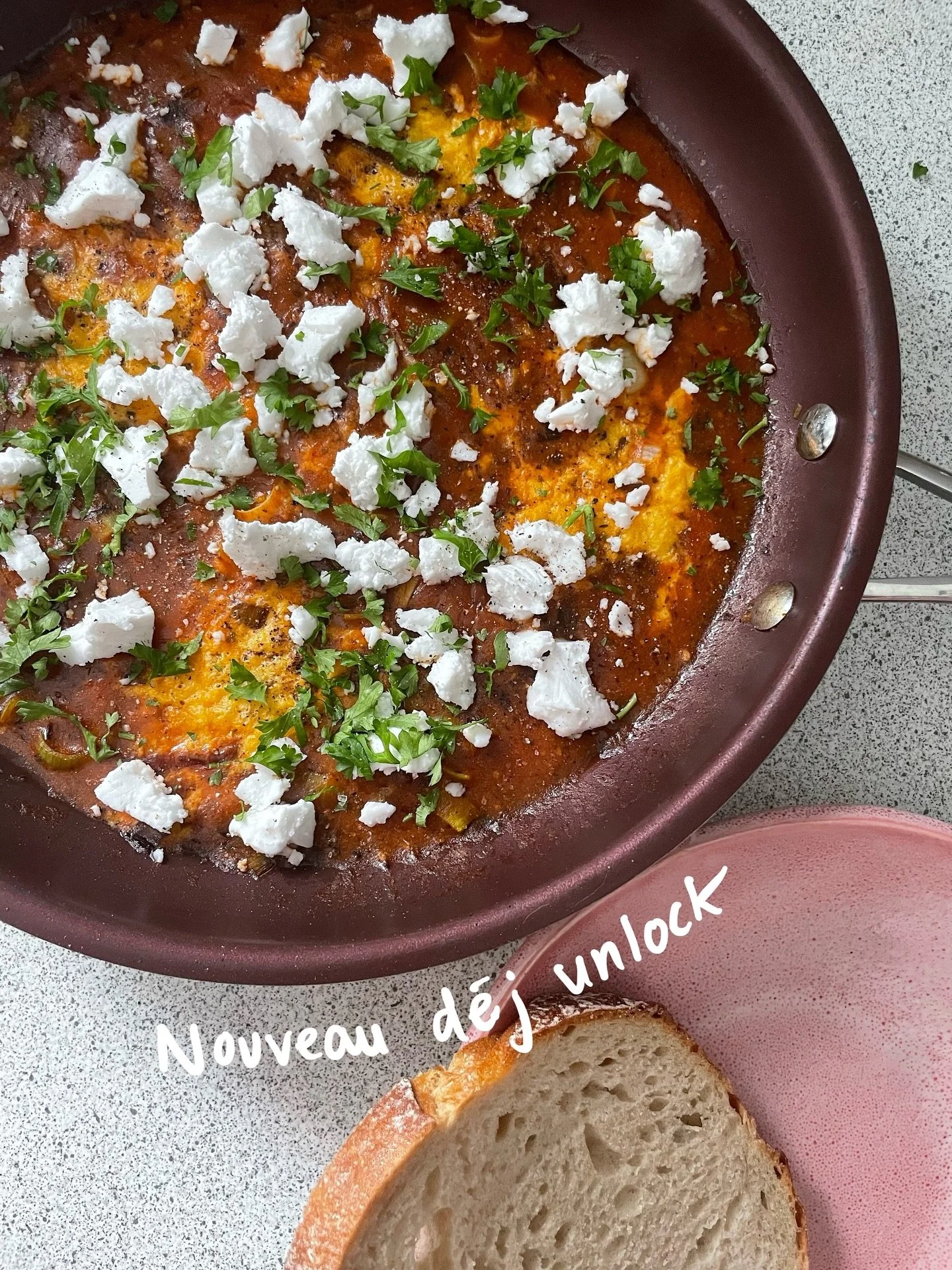 Life lately ✨ de l&rsquo;abondance d&rsquo;automne 🍂 &agrave; la premi&egrave;re grosse neige ❄️ 

1. Chakchouka avec des @eggsfromplantsuk 

2. Capsule wardrobe in making avec un m&eacute;lange de compagnie qu&eacute;b&eacute;coise, qualit&eacute; 