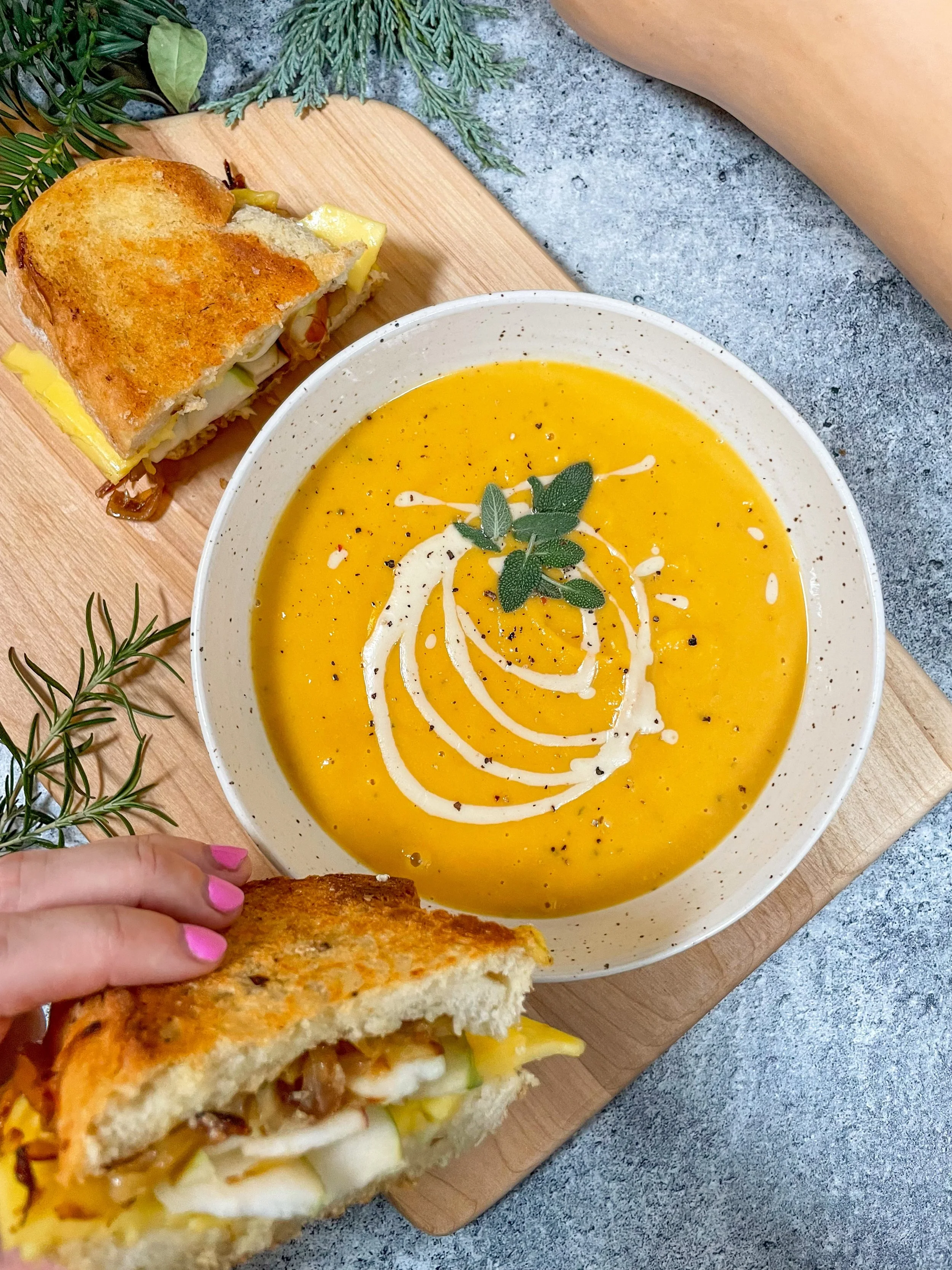 courge-crème-tahini-grilled-cheese-pommes-confit-oignon