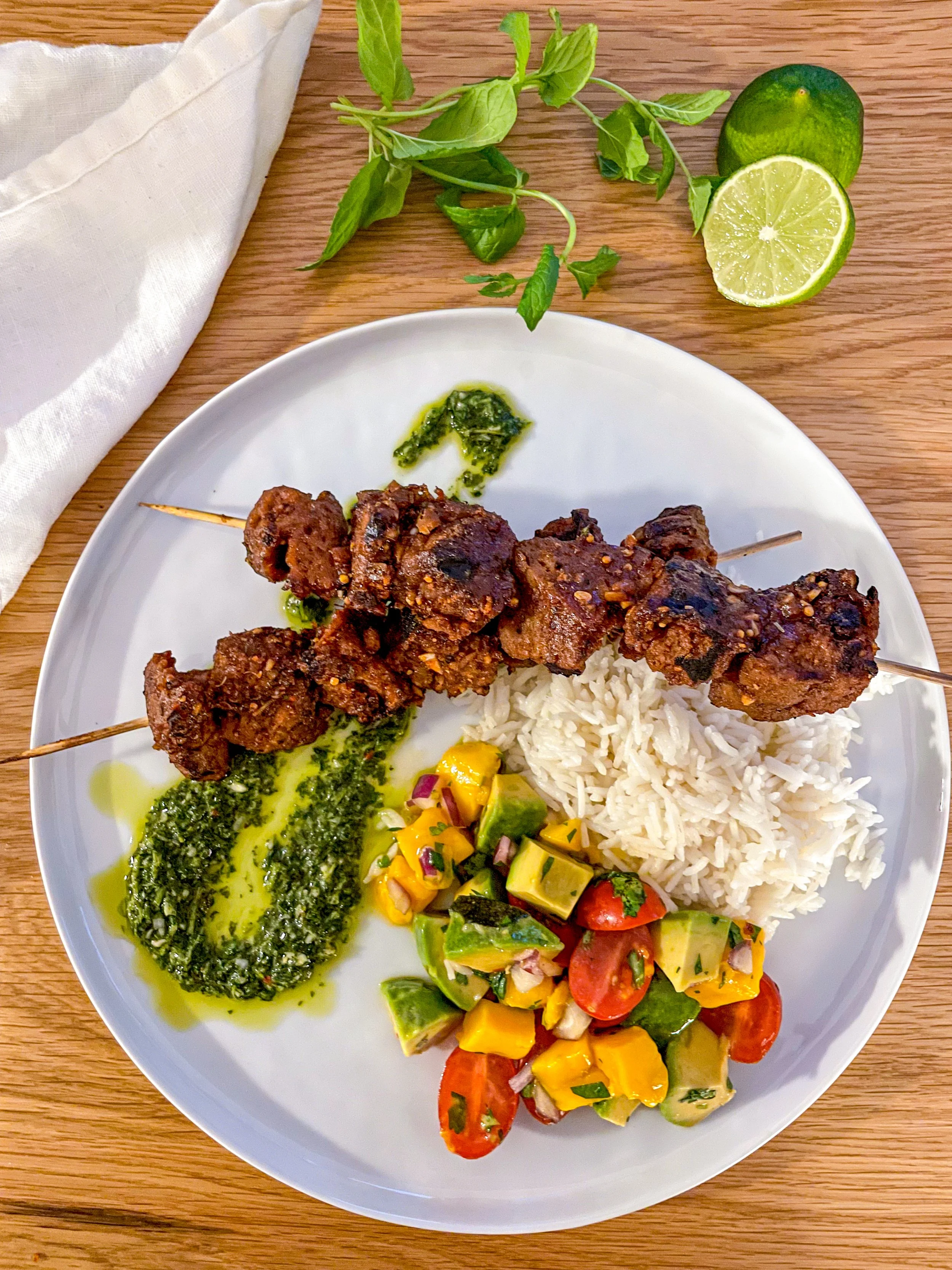 brochettes-de-seitan-marinees-sauce-chimichurri