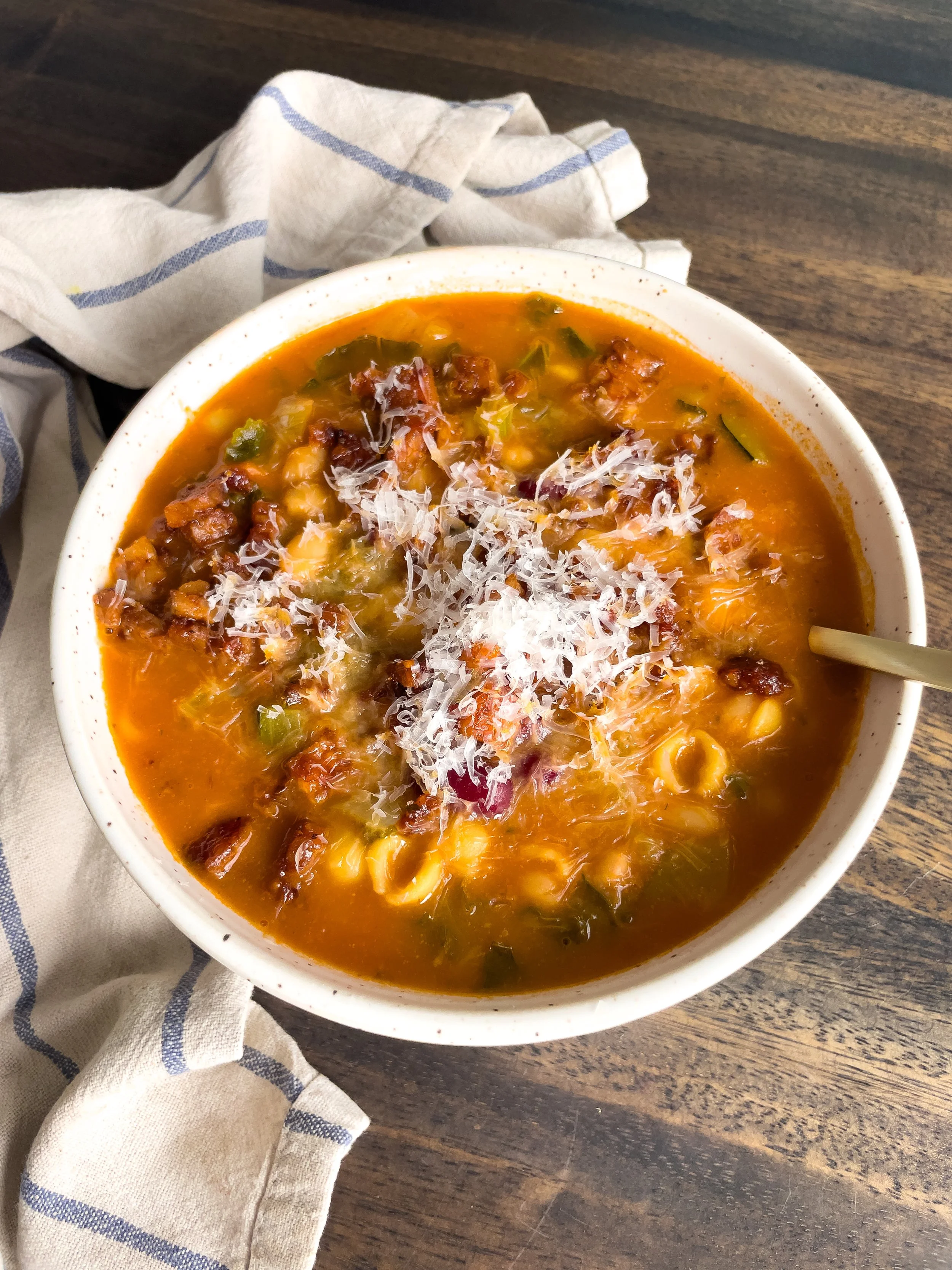 Soupe minestrone végé avec tempeh-bacon